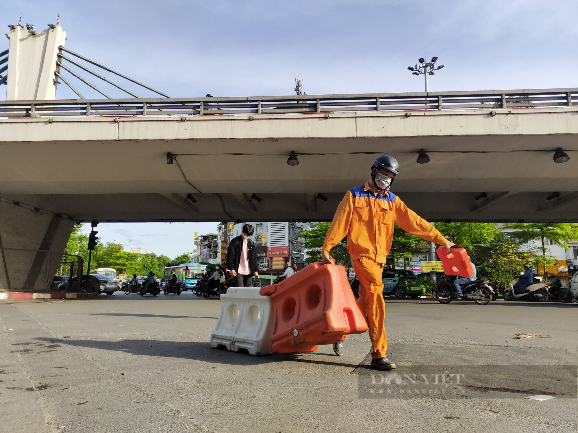 Phân luồng giao thông mới: Lực lượng chức năng cắm chốt, nút giao Ngã Tư Sở thông thoáng ngày đầu tuần - Ảnh 3.