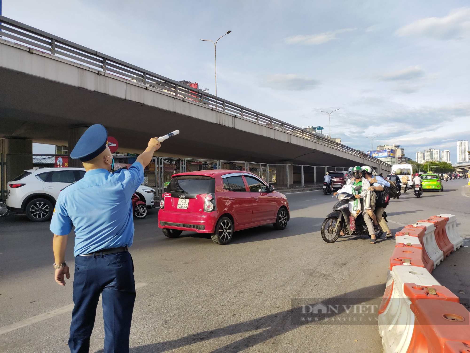 Phân luồng giao thông mới: Lực lượng chức năng cắm chốt, nút giao Ngã Tư Sở thông thoáng ngày đầu tuần - Ảnh 6.