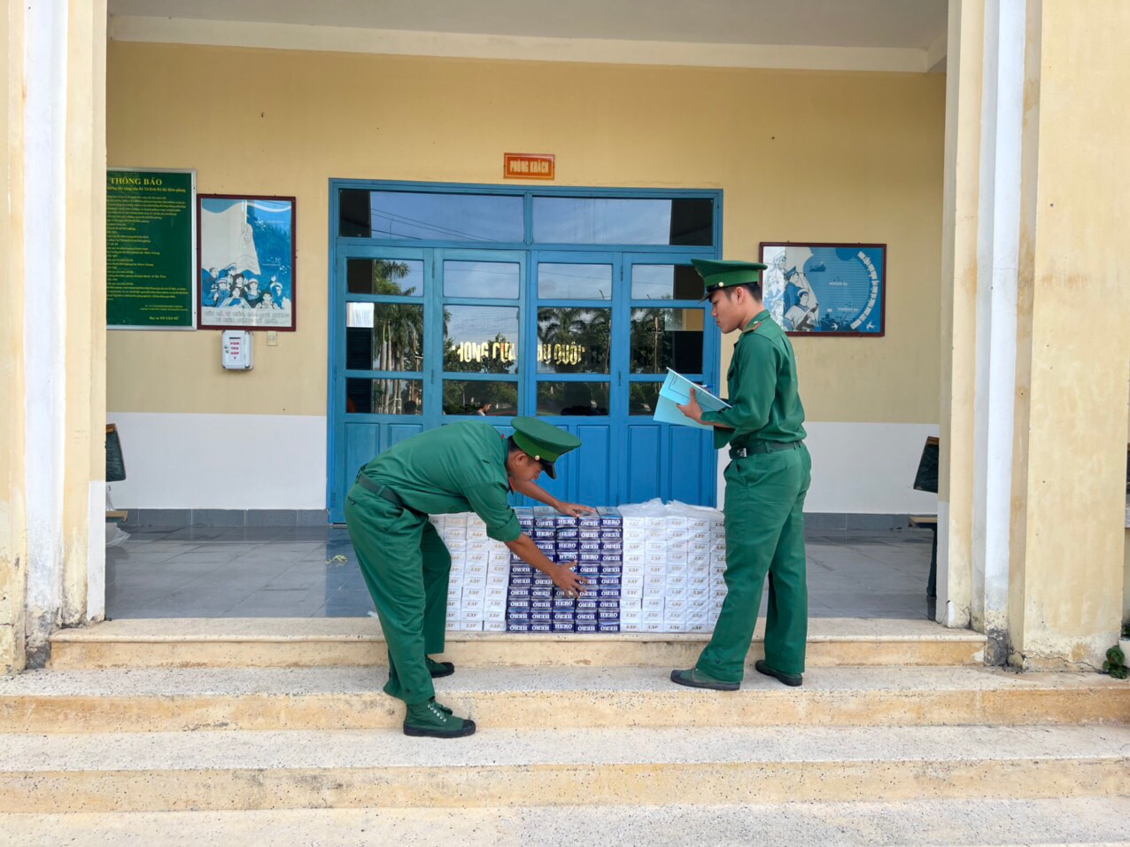 Bộ đội Biên Phòng tỉnh Kiên Giang bắt giữa 8.000 gói thuốc lá điếu nhập lậu - Ảnh 2.
