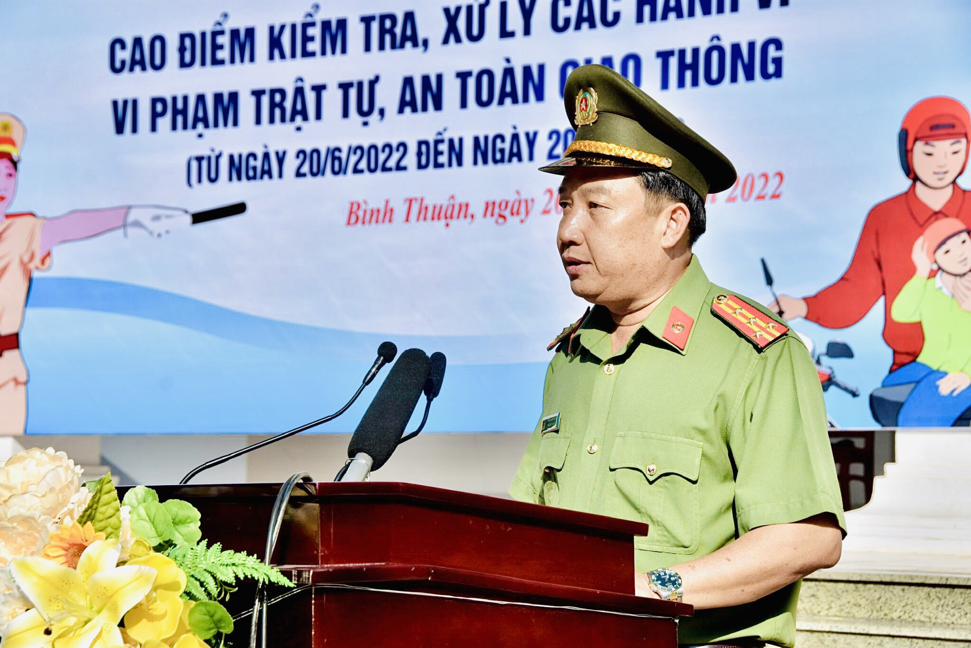 Bình Thuận: Cảnh sát giao thông ra quân cao điểm xử phạt &quot;ma men&quot; và xe quá tải - Ảnh 1.