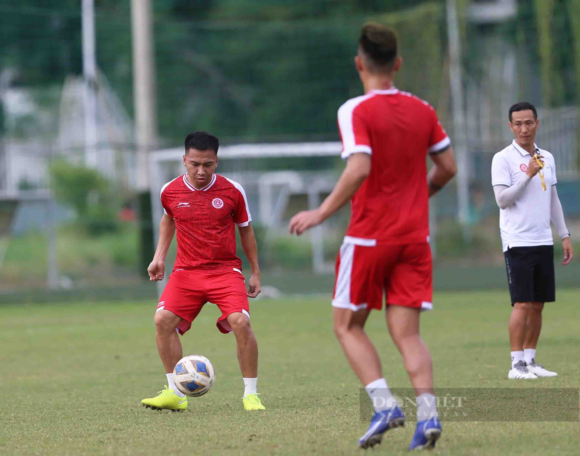 Thanh Bình &quot;thua kèo&quot; Danh Trung trong buổi tập đầu tiên tại TP.HCM chuẩn bị AFC Cup 2022  - Ảnh 12.