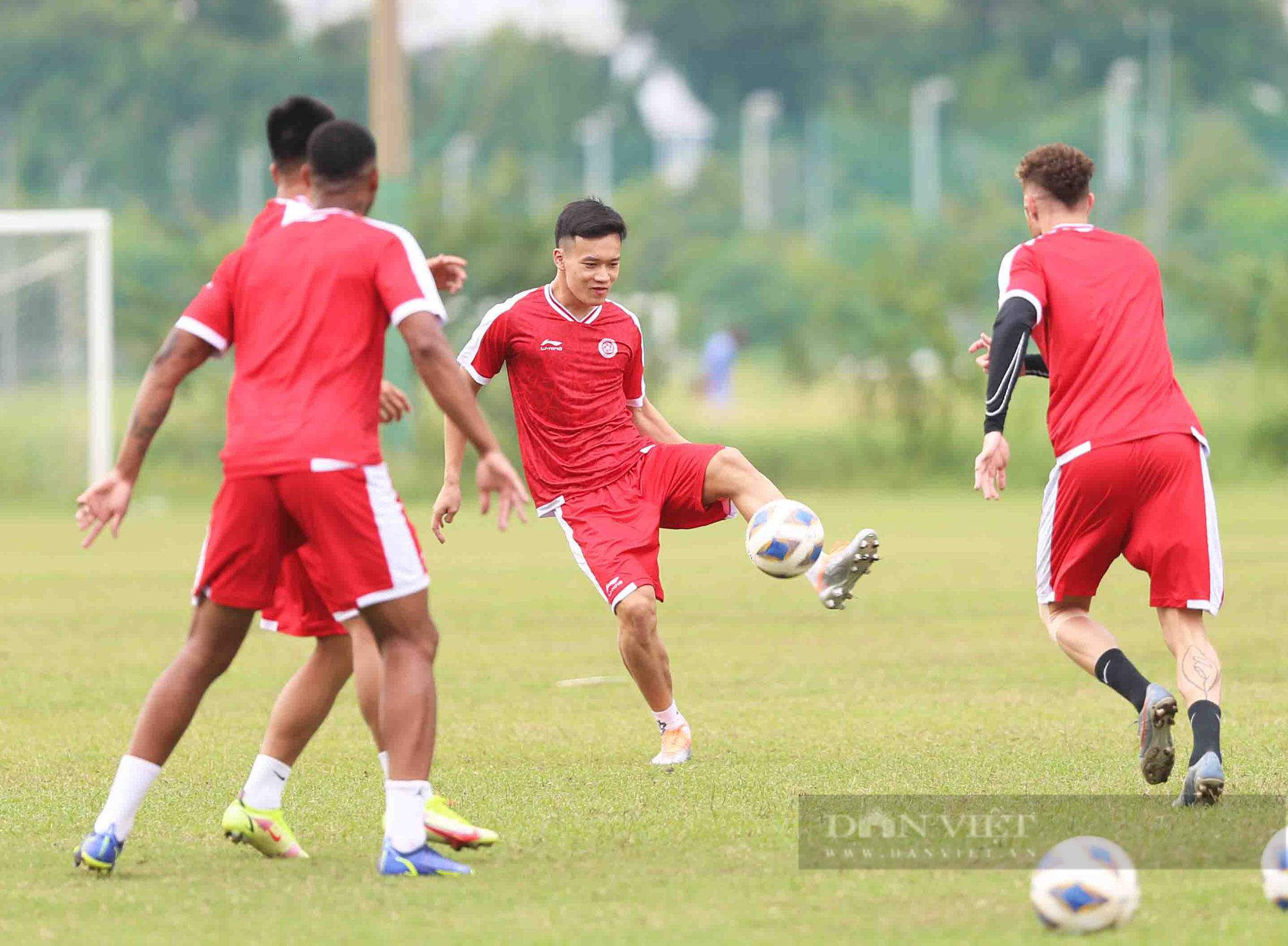 Thanh Bình &quot;thua kèo&quot; Danh Trung trong buổi tập đầu tiên tại TP.HCM chuẩn bị AFC Cup 2022  - Ảnh 5.