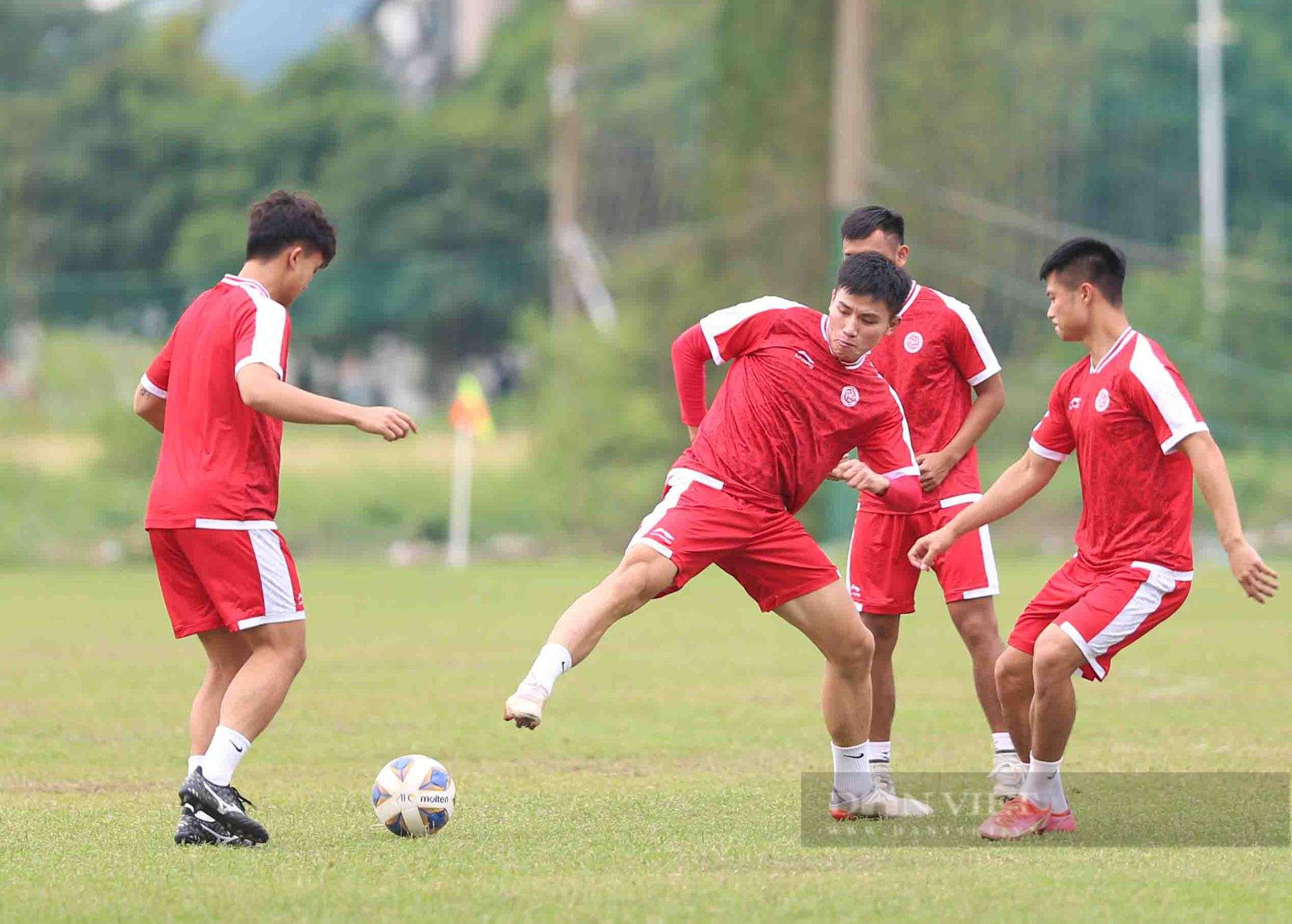 Thanh Bình &quot;thua kèo&quot; Danh Trung trong buổi tập đầu tiên tại TP.HCM chuẩn bị AFC Cup 2022  - Ảnh 8.