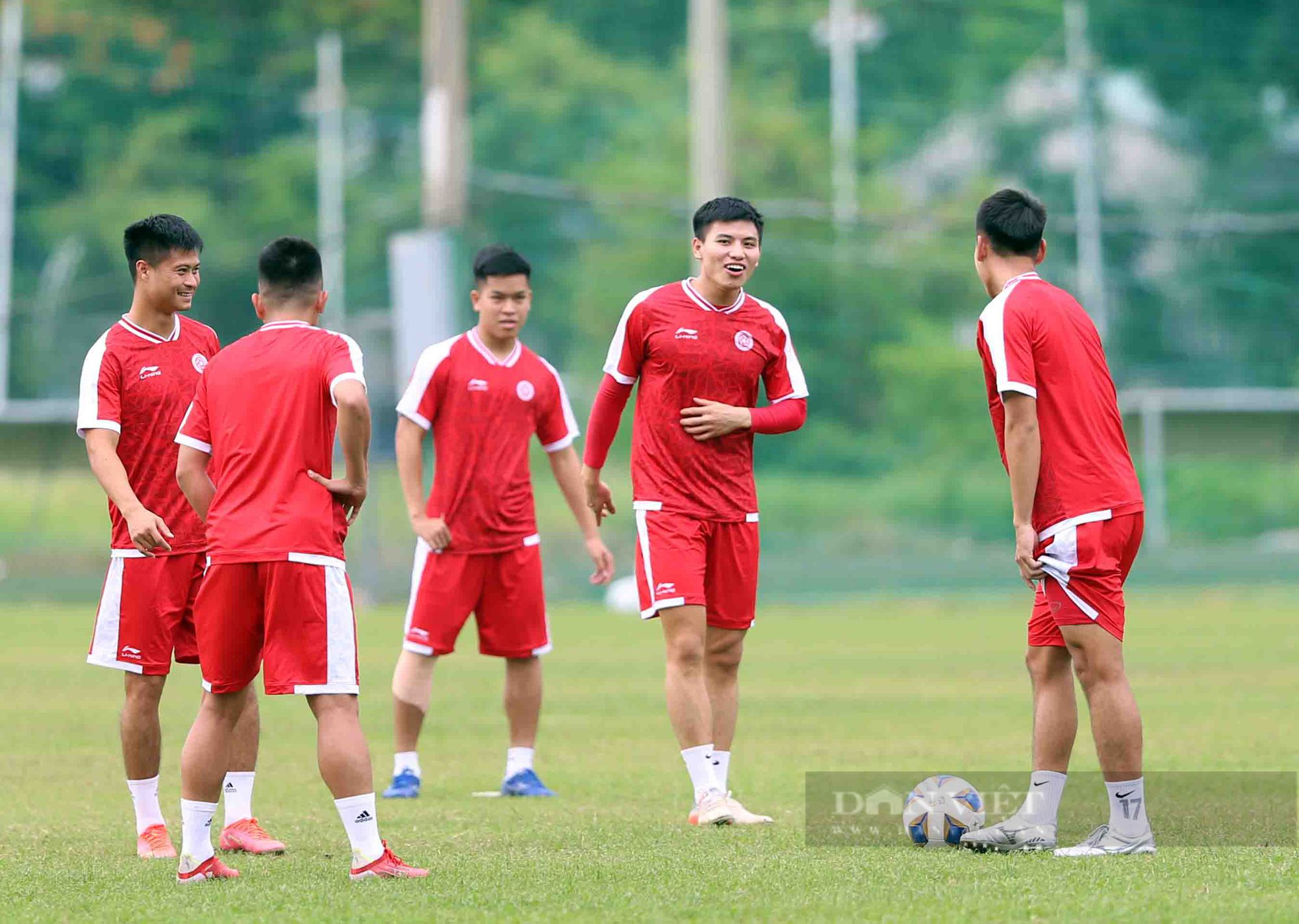 Thanh Bình &quot;thua kèo&quot; Danh Trung trong buổi tập đầu tiên tại TP.HCM chuẩn bị AFC Cup 2022  - Ảnh 4.