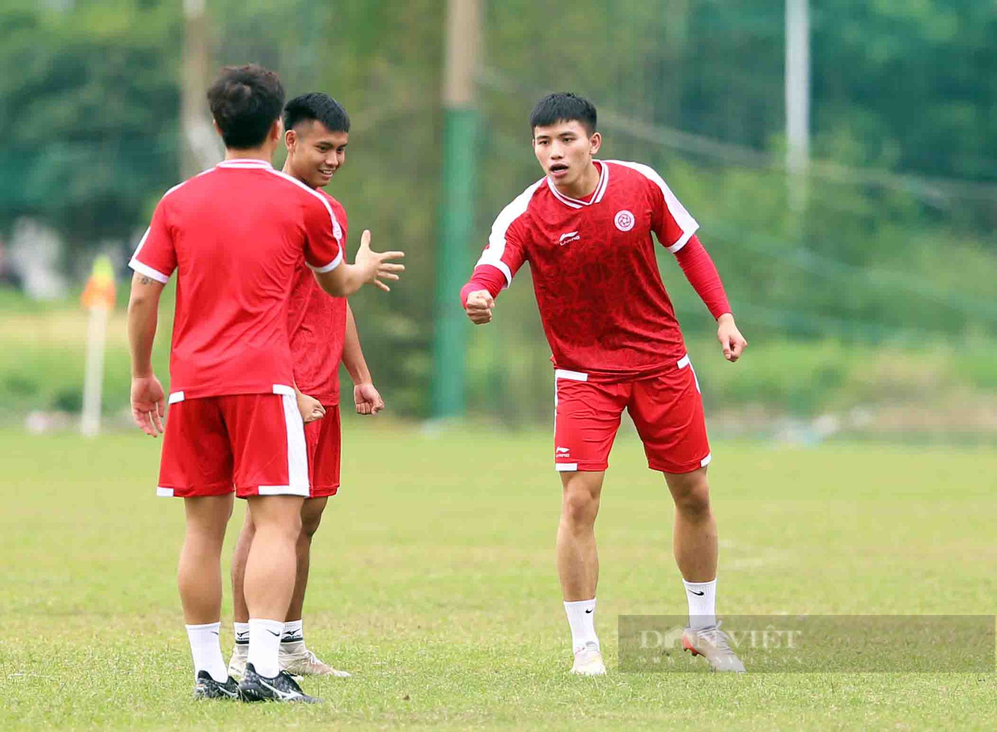 Thanh Bình &quot;thua kèo&quot; Danh Trung trong buổi tập đầu tiên tại TP.HCM chuẩn bị AFC Cup 2022  - Ảnh 7.