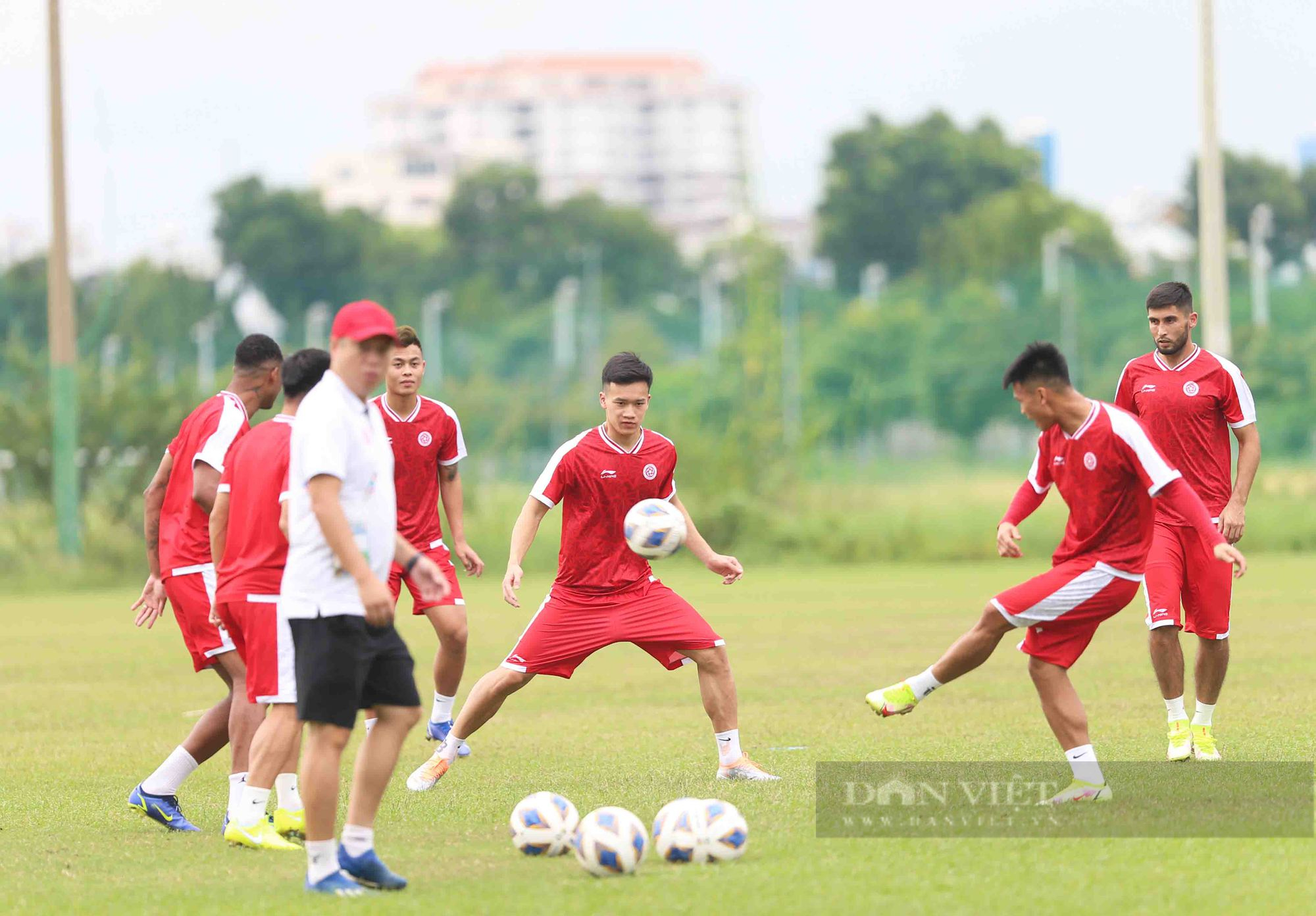 Thanh Bình &quot;thua kèo&quot; Danh Trung trong buổi tập đầu tiên tại TP.HCM chuẩn bị AFC Cup 2022  - Ảnh 6.