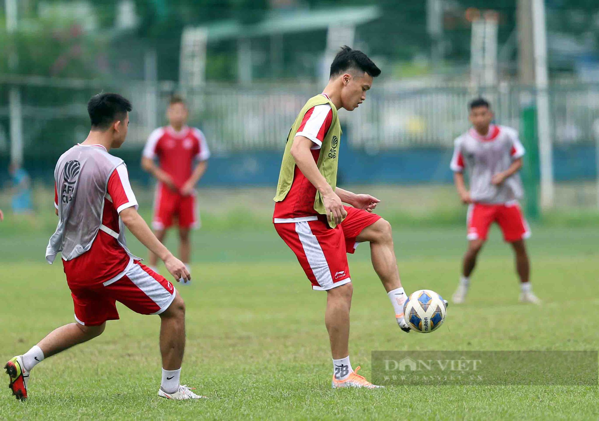 Thanh Bình &quot;thua kèo&quot; Danh Trung trong buổi tập đầu tiên tại TP.HCM chuẩn bị AFC Cup 2022  - Ảnh 9.