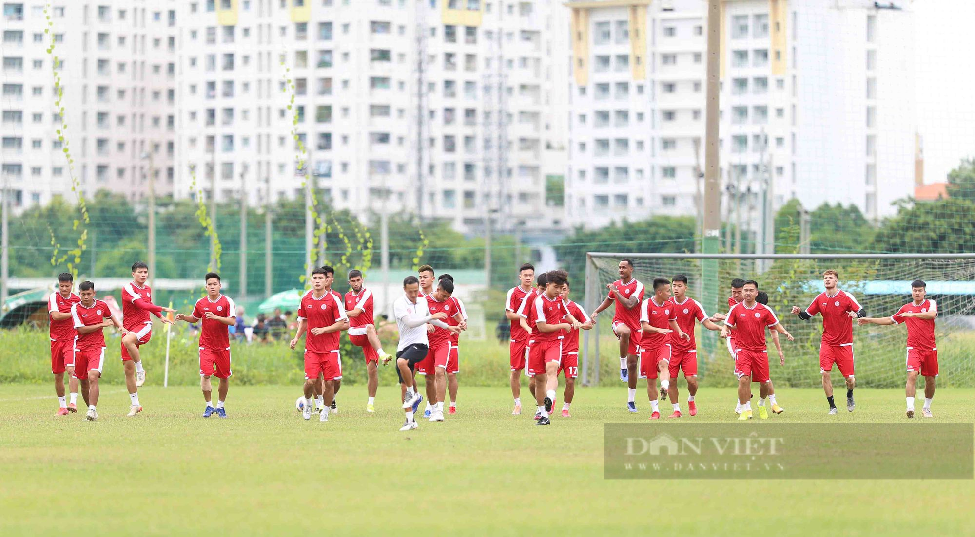 Thanh Bình &quot;thua kèo&quot; Danh Trung trong buổi tập đầu tiên tại TP.HCM chuẩn bị AFC Cup 2022  - Ảnh 2.