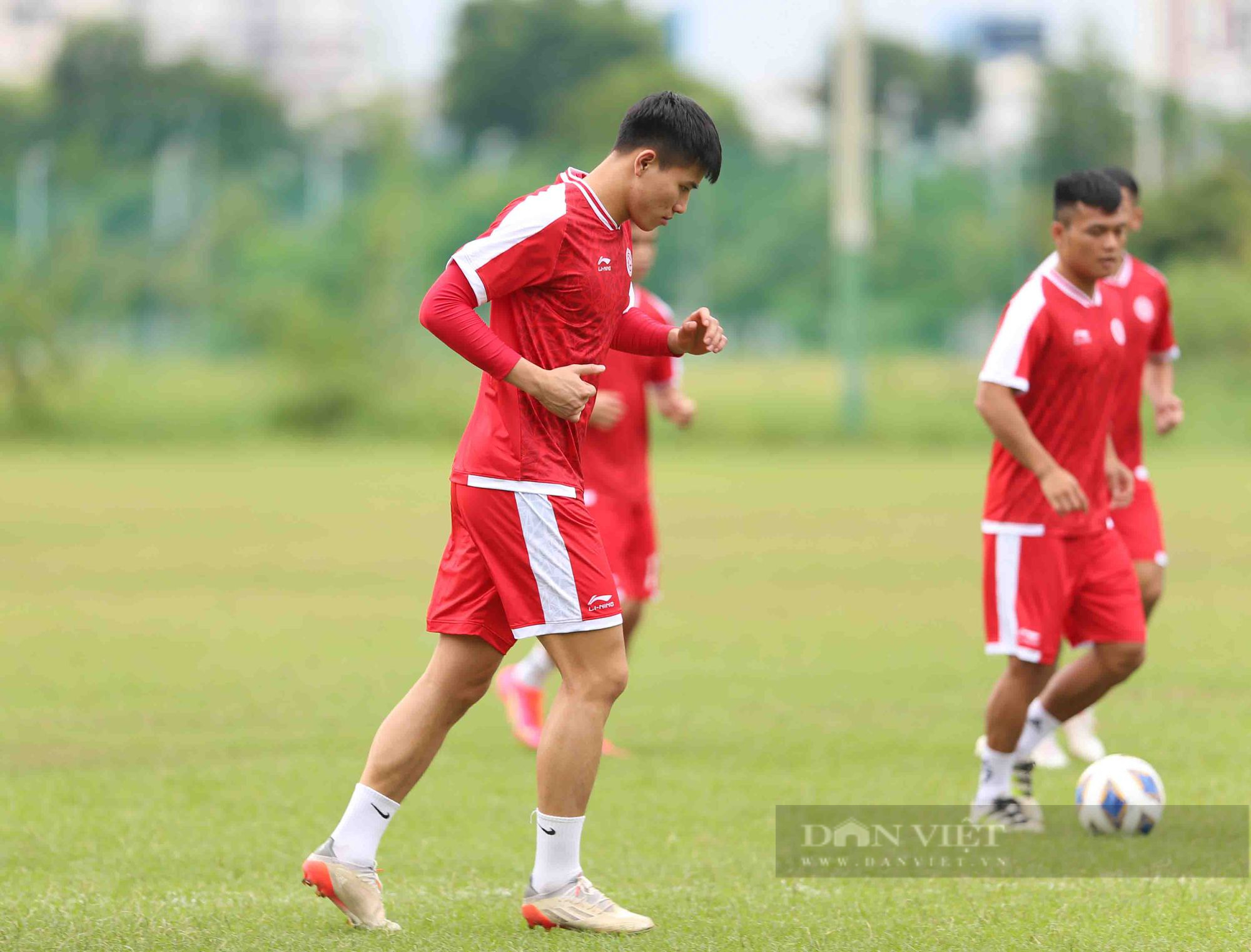 Thanh Bình &quot;thua kèo&quot; Danh Trung trong buổi tập đầu tiên tại TP.HCM chuẩn bị AFC Cup 2022  - Ảnh 3.