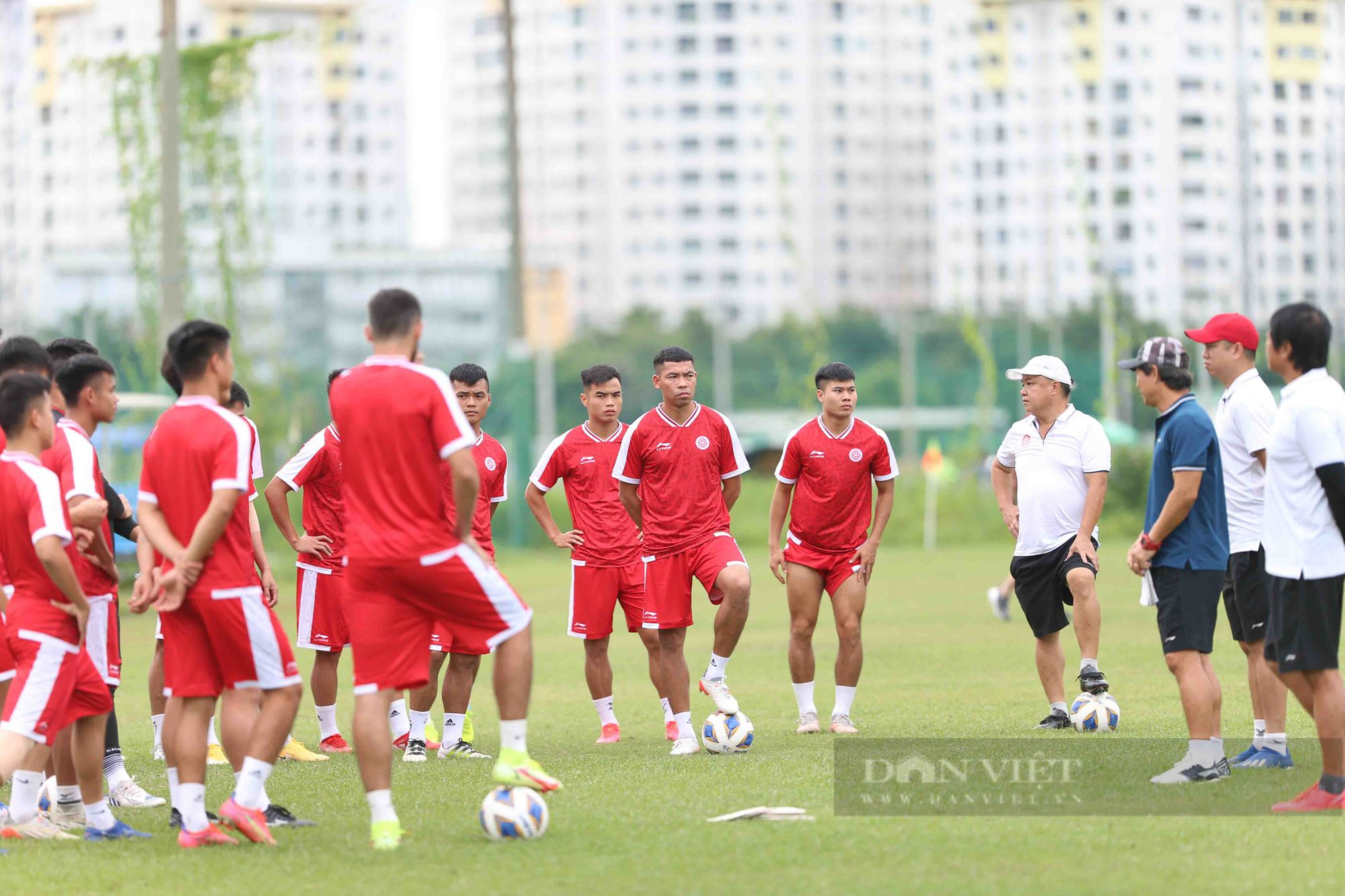 Thanh Bình &quot;thua kèo&quot; Danh Trung trong buổi tập đầu tiên tại TP.HCM chuẩn bị AFC Cup 2022  - Ảnh 1.