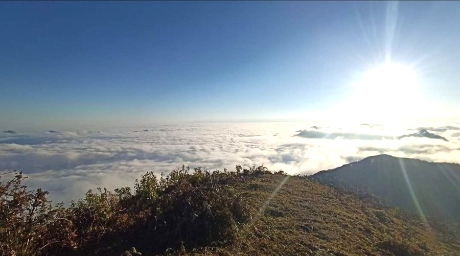 Lên làng đẹp như cổ tích ở Hà Giang, biển mây trôi dưới tán rừng nguyên sinh, xem dân bắt cá chép ruộng - Ảnh 2.