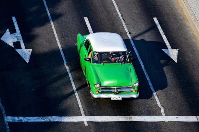 Xăng dầu khan hiếm, người dân Cuba đua nhau chuyển sang dùng xe điện - Ảnh 2.