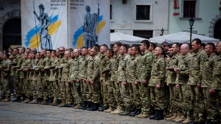 Ukraine tuyên bố sẽ chiến đấu bằng xẻng nếu phương Tây không cung cấp vũ khí - Ảnh 1.