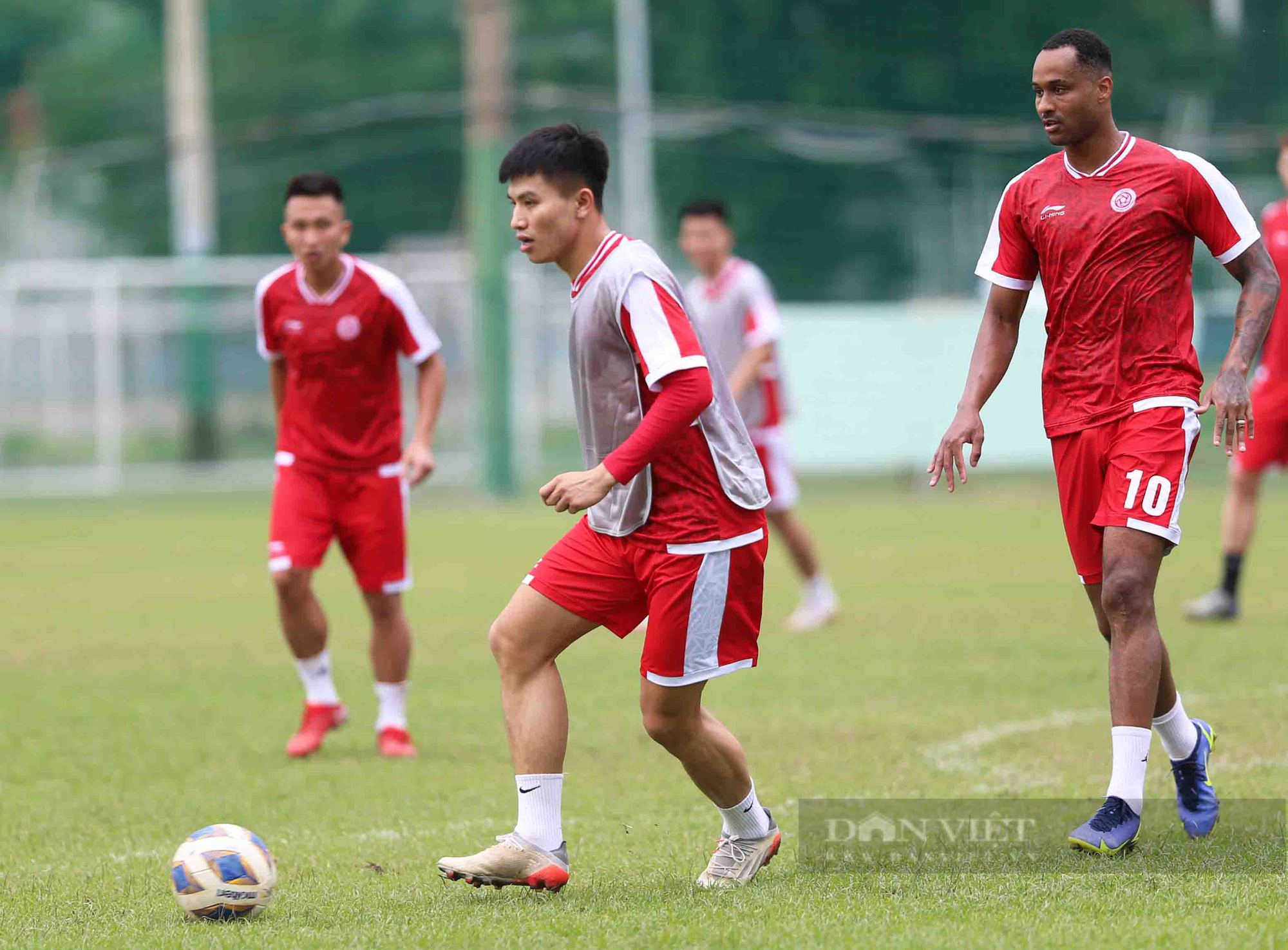 Thanh Bình &quot;thua kèo&quot; Danh Trung trong buổi tập đầu tiên tại TP.HCM chuẩn bị AFC Cup 2022  - Ảnh 15.