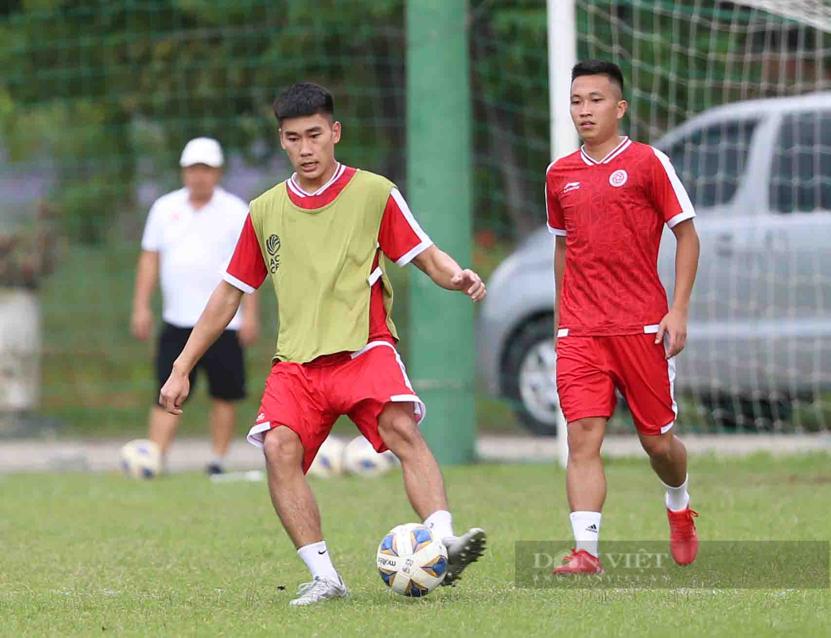 Thanh Bình &quot;thua kèo&quot; Danh Trung trong buổi tập đầu tiên tại TP.HCM chuẩn bị AFC Cup 2022  - Ảnh 17.