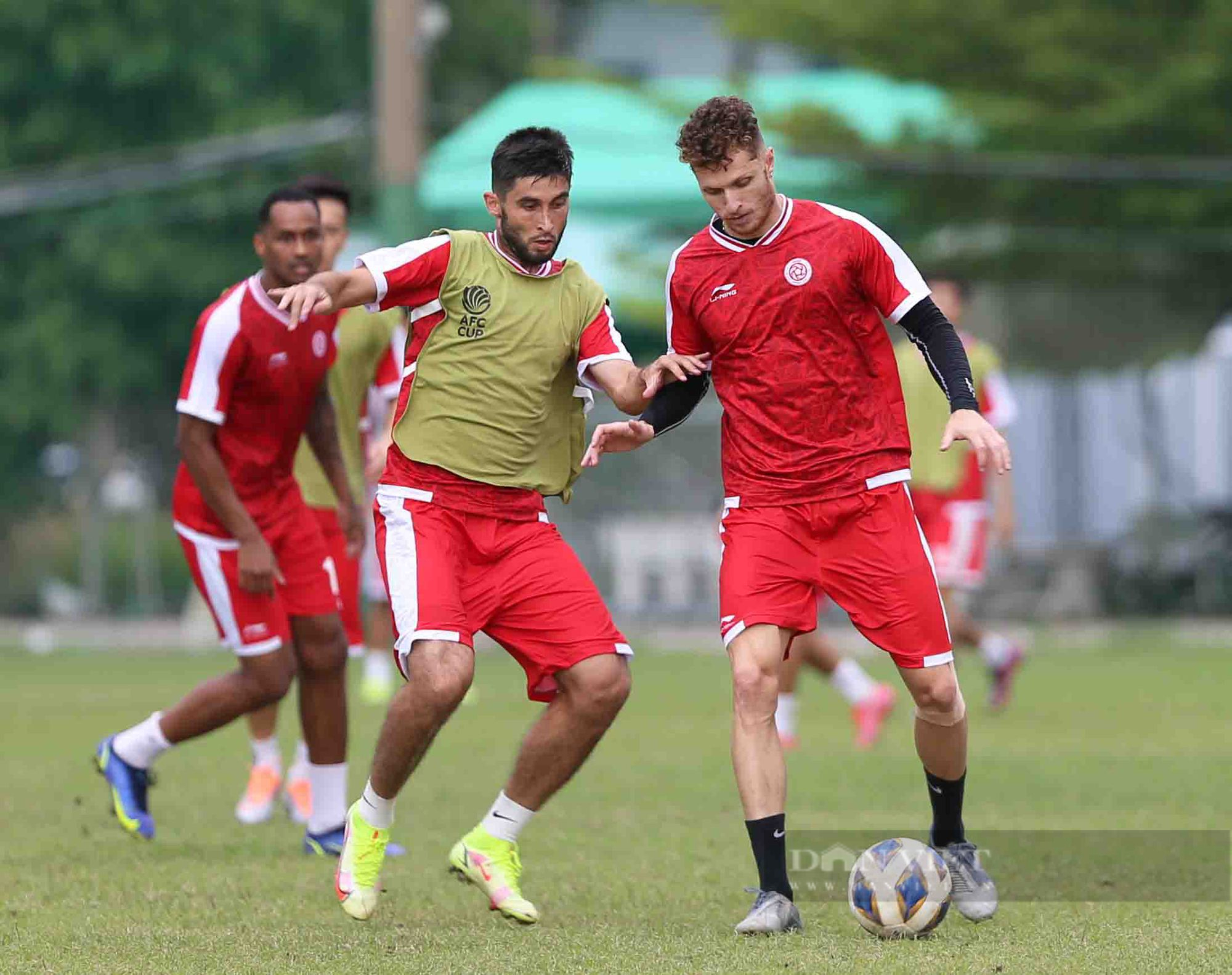 Thanh Bình &quot;thua kèo&quot; Danh Trung trong buổi tập đầu tiên tại TP.HCM chuẩn bị AFC Cup 2022  - Ảnh 10.