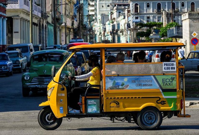 Xăng dầu khan hiếm, người dân Cuba đua nhau chuyển sang dùng xe điện - Ảnh 1.