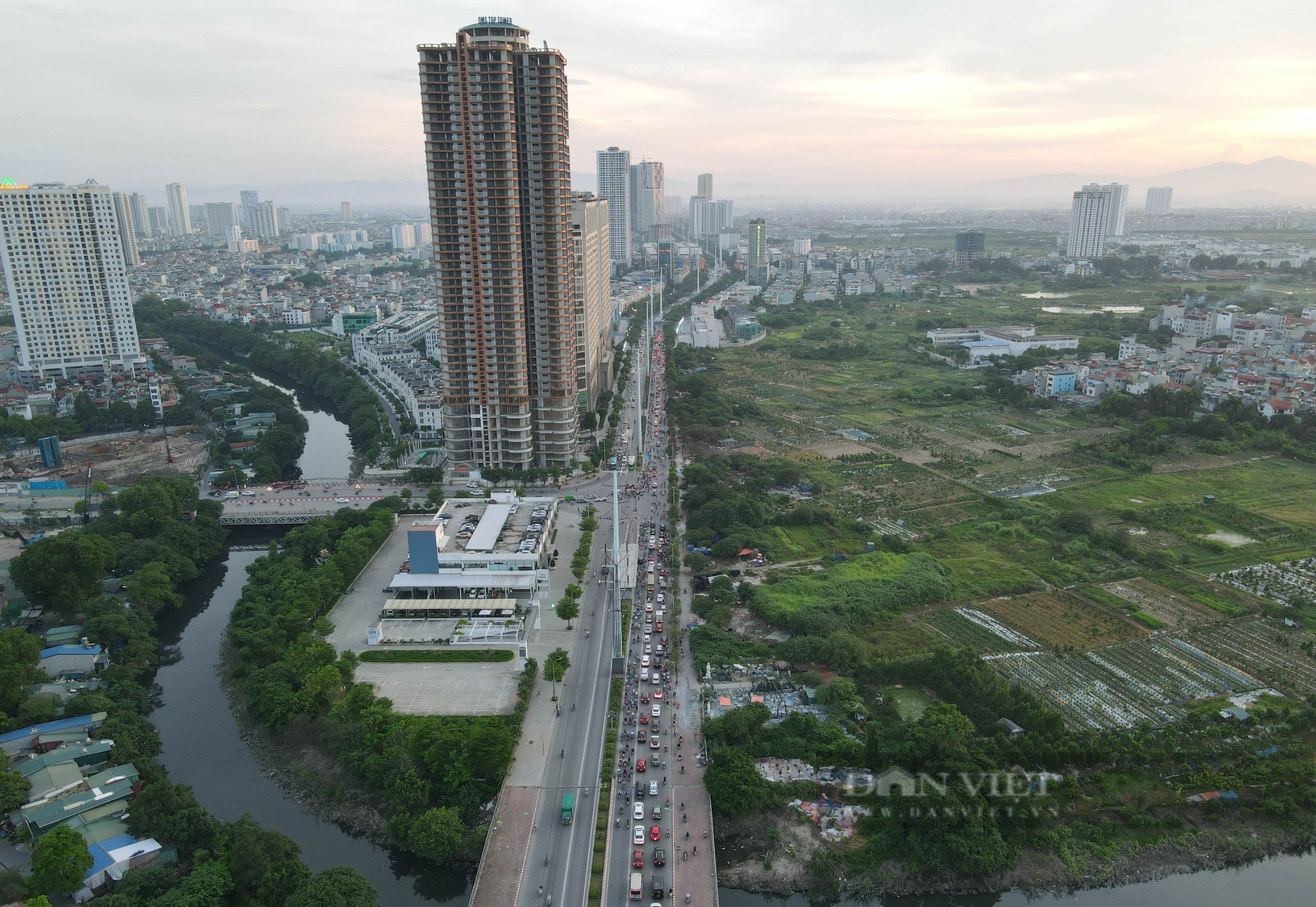 Ngán ngẩm với cảnh ô tô, xe máy lũ lượt phớt lờ biển cấm khi không có cảnh sát giao thông - Ảnh 2.