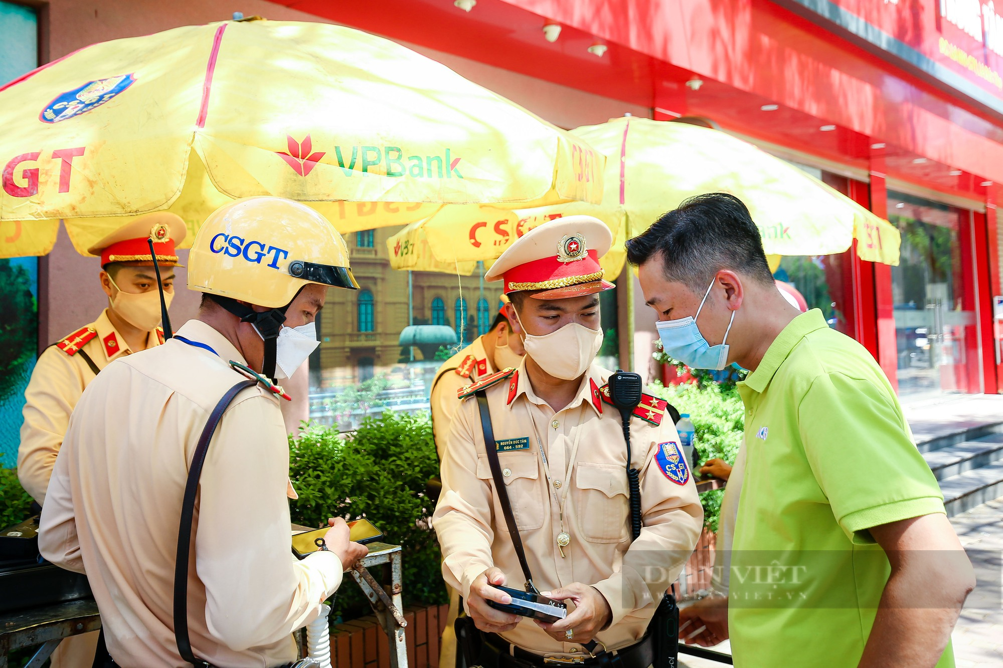 Các &quot;ma men&quot; vô tư chở 3 không đội mũ bảo hiểm lộng hành đường phố - Ảnh 4.