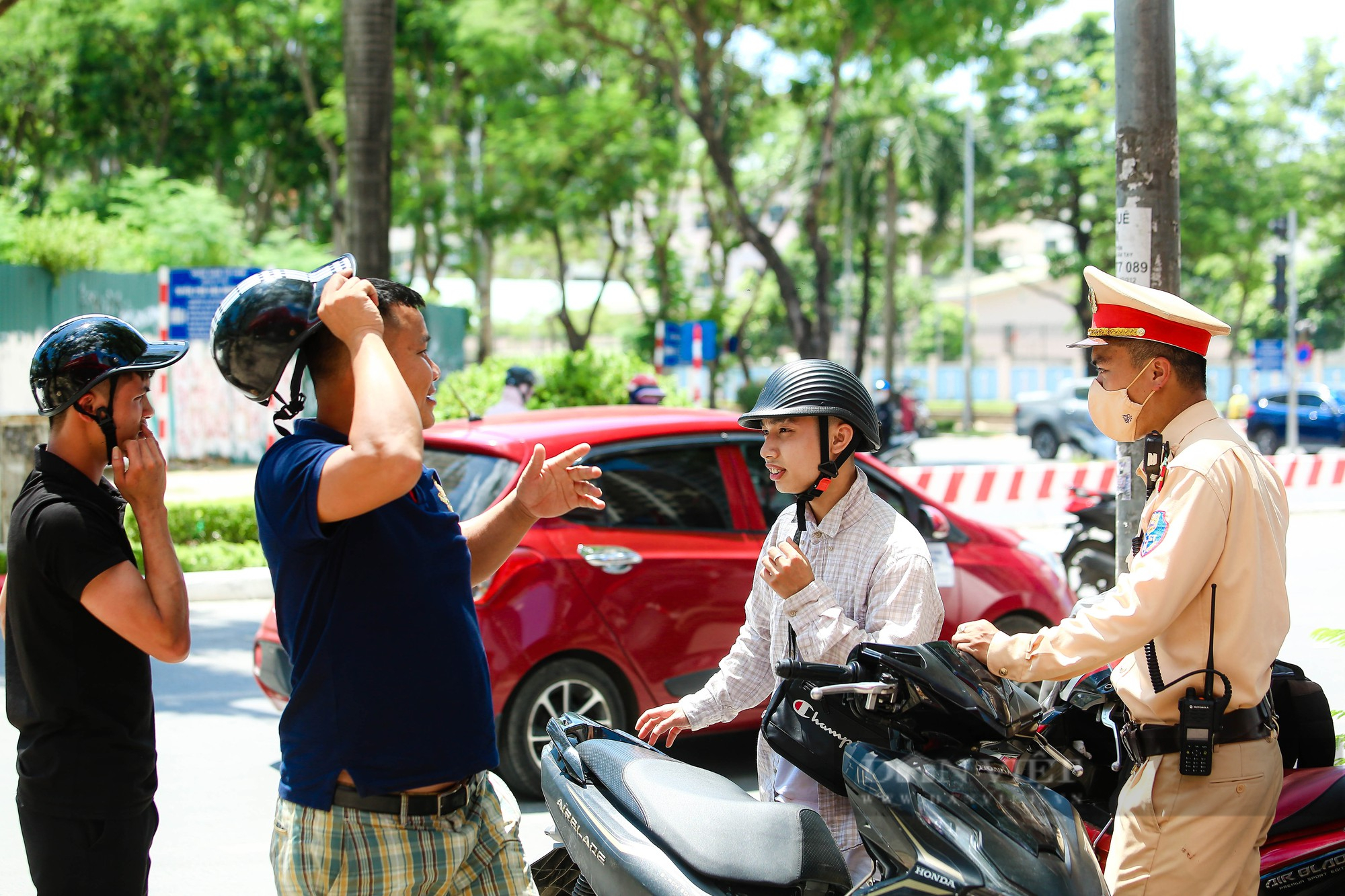 Các &quot;ma men&quot; vô tư chở 3 không đội mũ bảo hiểm lộng hành đường phố - Ảnh 9.