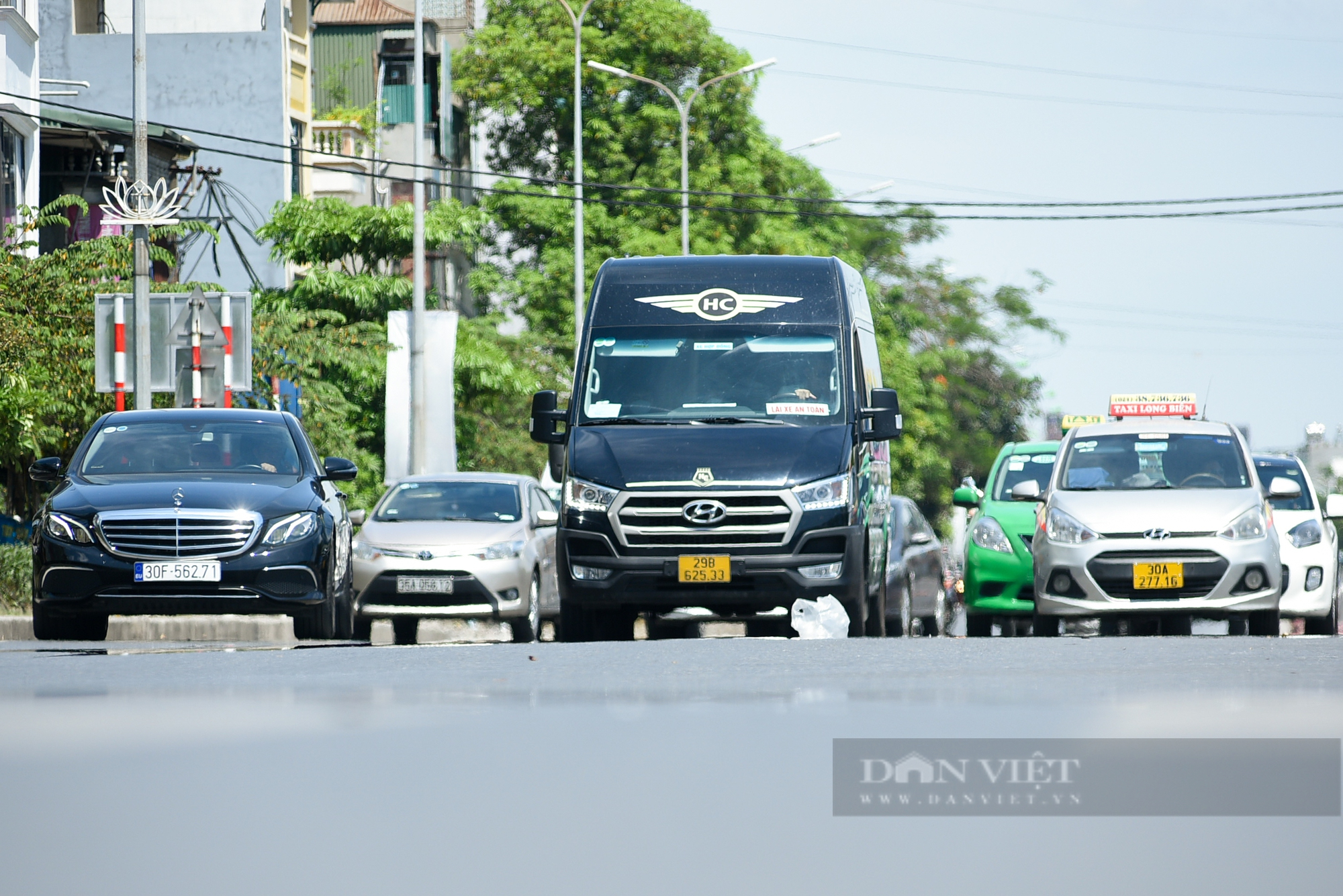 Hà Nội nắng nóng cao điểm, người dân &quot;hạ nhiệt&quot; dưới gầm cầu, gốc cây - Ảnh 2.