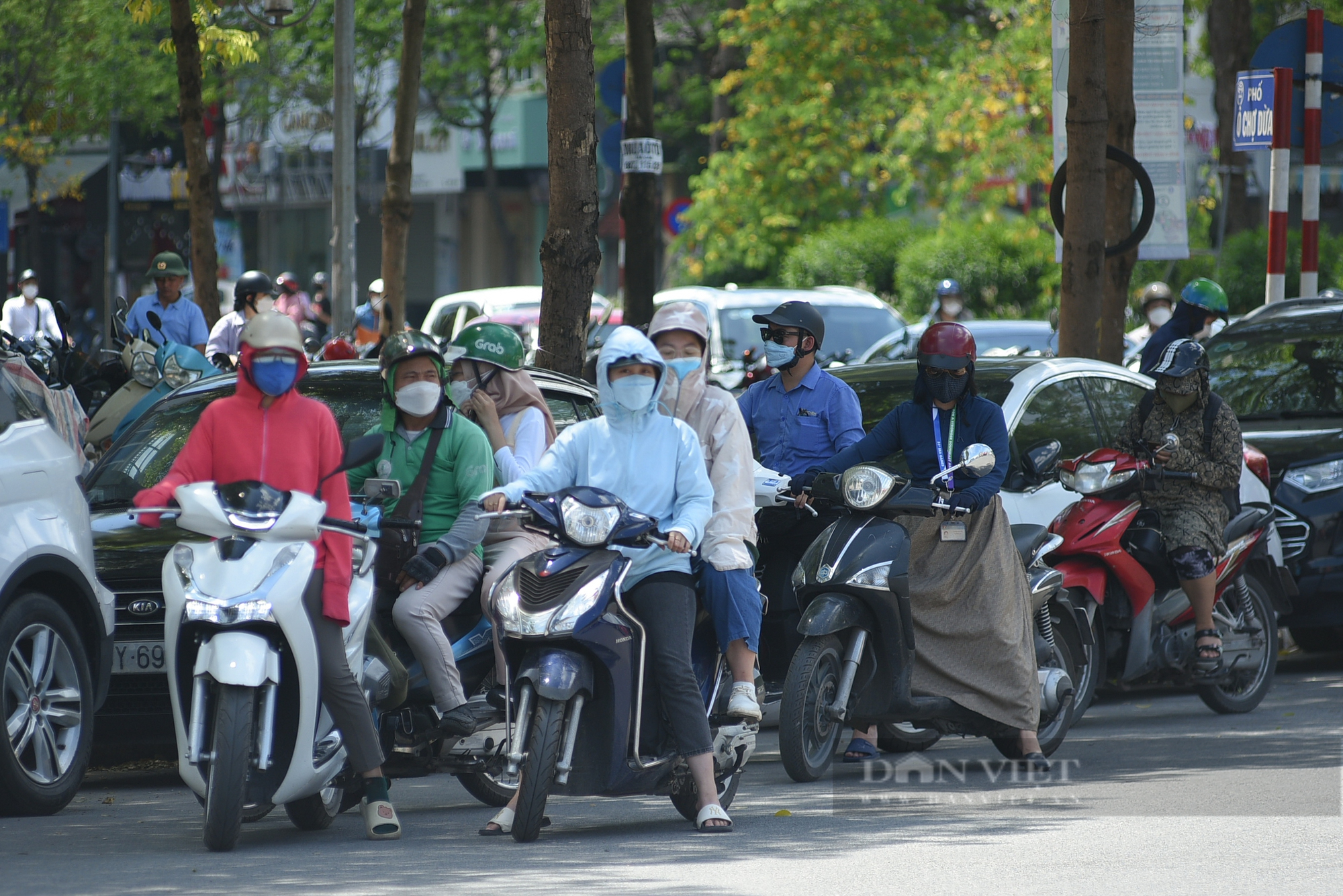 Hà Nội nắng nóng cao điểm, người dân &quot;hạ nhiệt&quot; dưới gầm cầu, gốc cây - Ảnh 4.