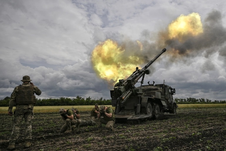 NÓNG chiến sự: Ukraine tấn công dàn khoan dầu ở Crimea, làng Donbass chiến lược thất thủ vào tay Nga - Ảnh 1.