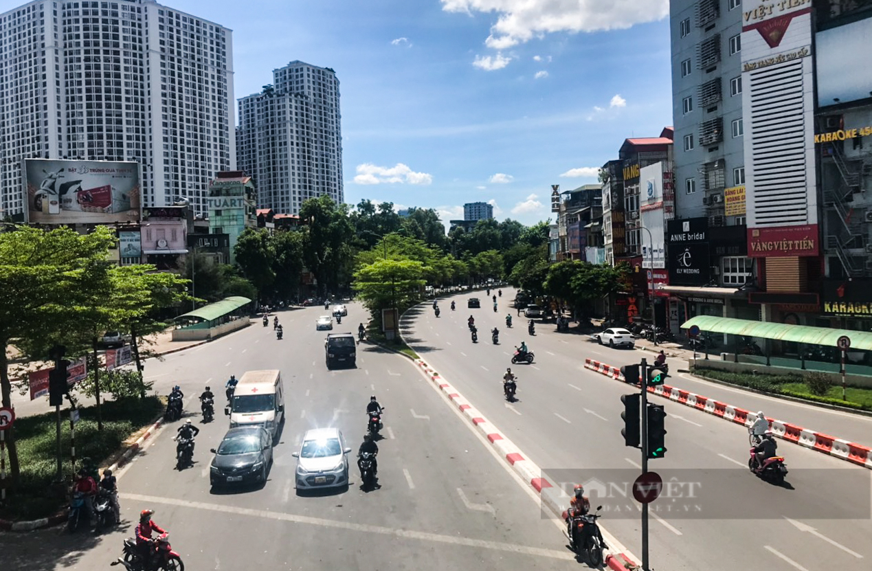 Hà Nội nắng nóng cao điểm, người dân &quot;hạ nhiệt&quot; dưới gầm cầu, gốc cây - Ảnh 1.