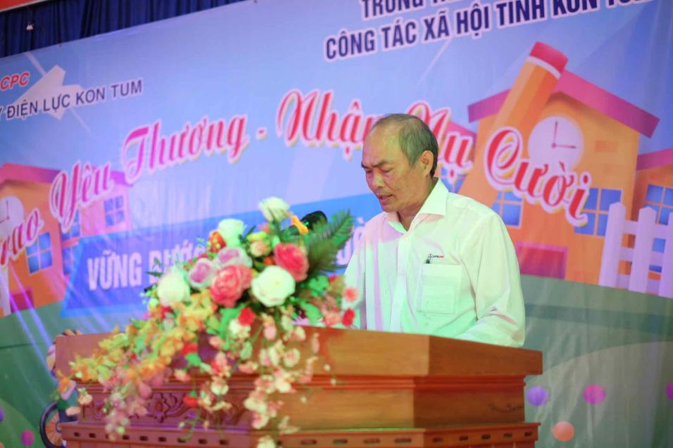 PC Kon Tum: Thăm hỏi, tặng quà cho trẻ em mồi côi và khuyết tật - Ảnh 1.