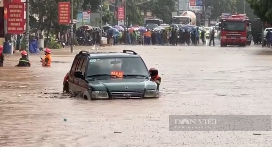 Sơn La tắc đường dài hàng cây số sau mưa lớn - Ảnh 9.