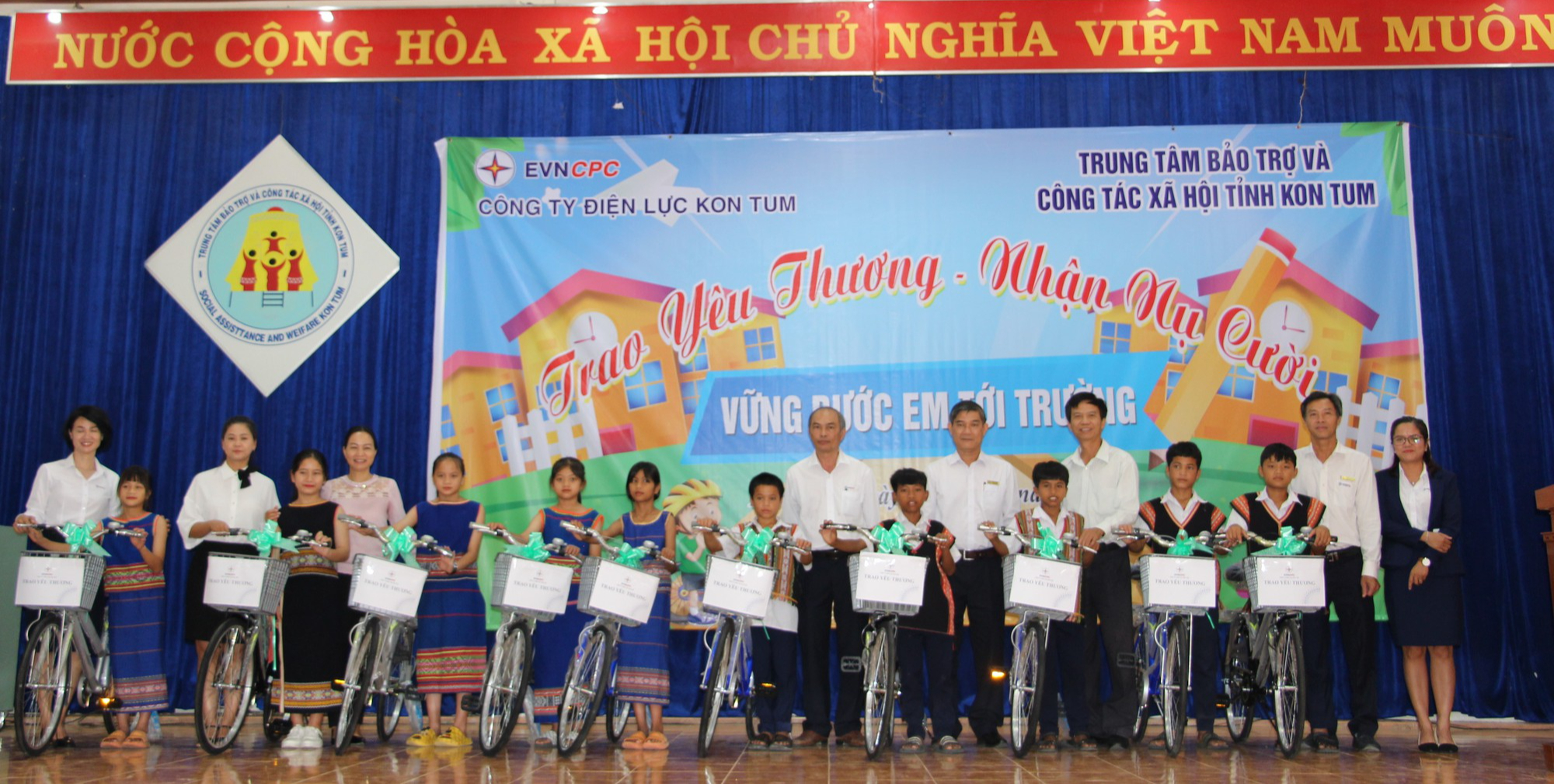 PC Kon Tum: Thăm hỏi, tặng quà cho trẻ em mồi côi và khuyết tật - Ảnh 2.