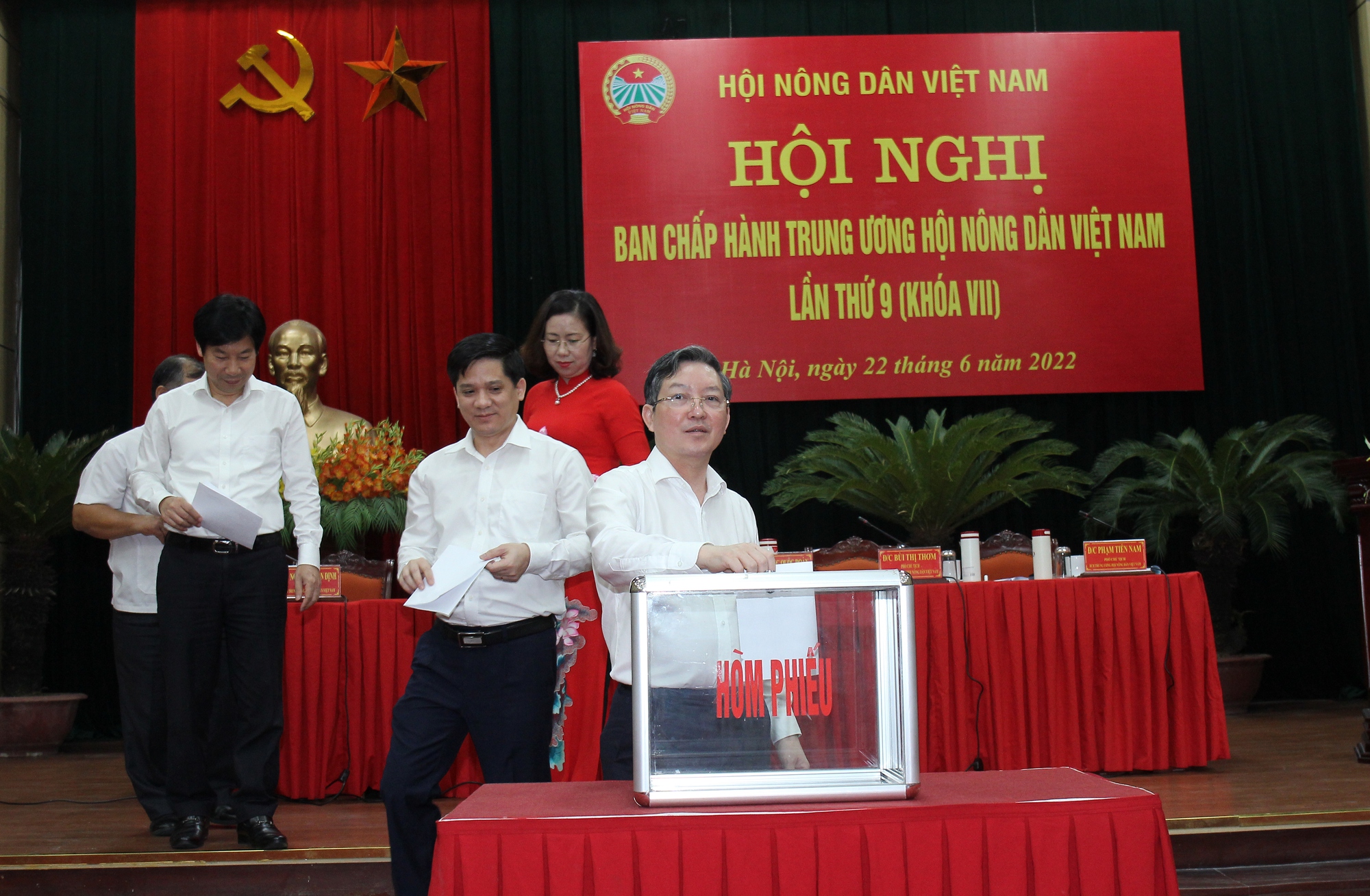 Tin mới: Bà Cao Xuân Thu Vân được bầu làm Phó Chủ tịch Ban Chấp hành Trung ương Hội Nông dân Việt Nam - Ảnh 1.