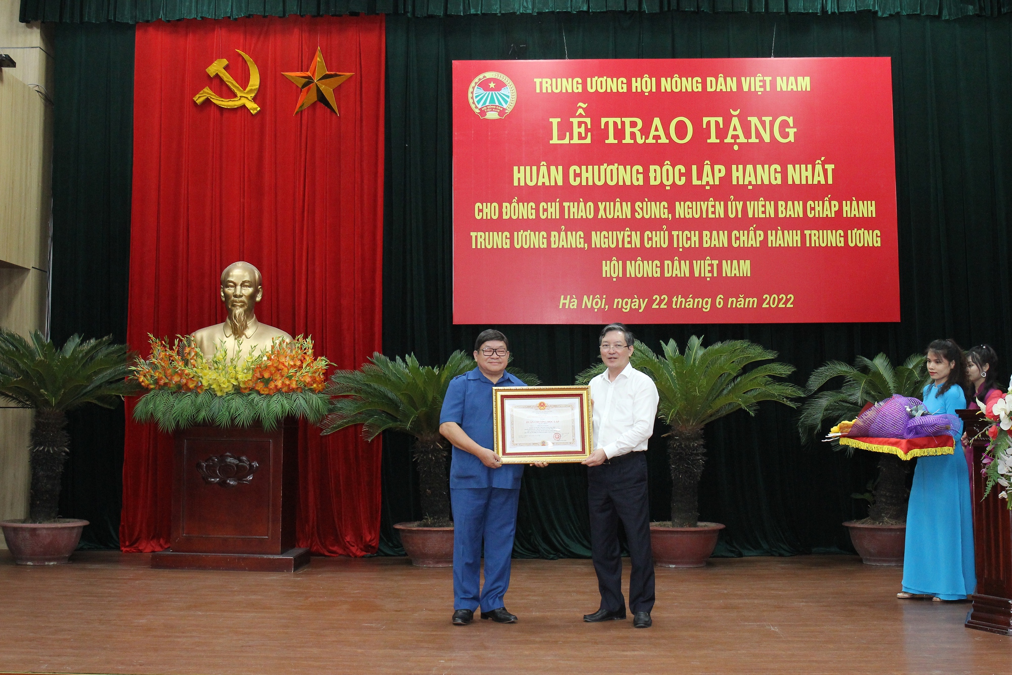 Trao tặng Huân chương Độc lập hạng Nhất cho nguyên Chủ tịch Hội Nông dân Việt Nam Thào Xuân Sùng  - Ảnh 1.