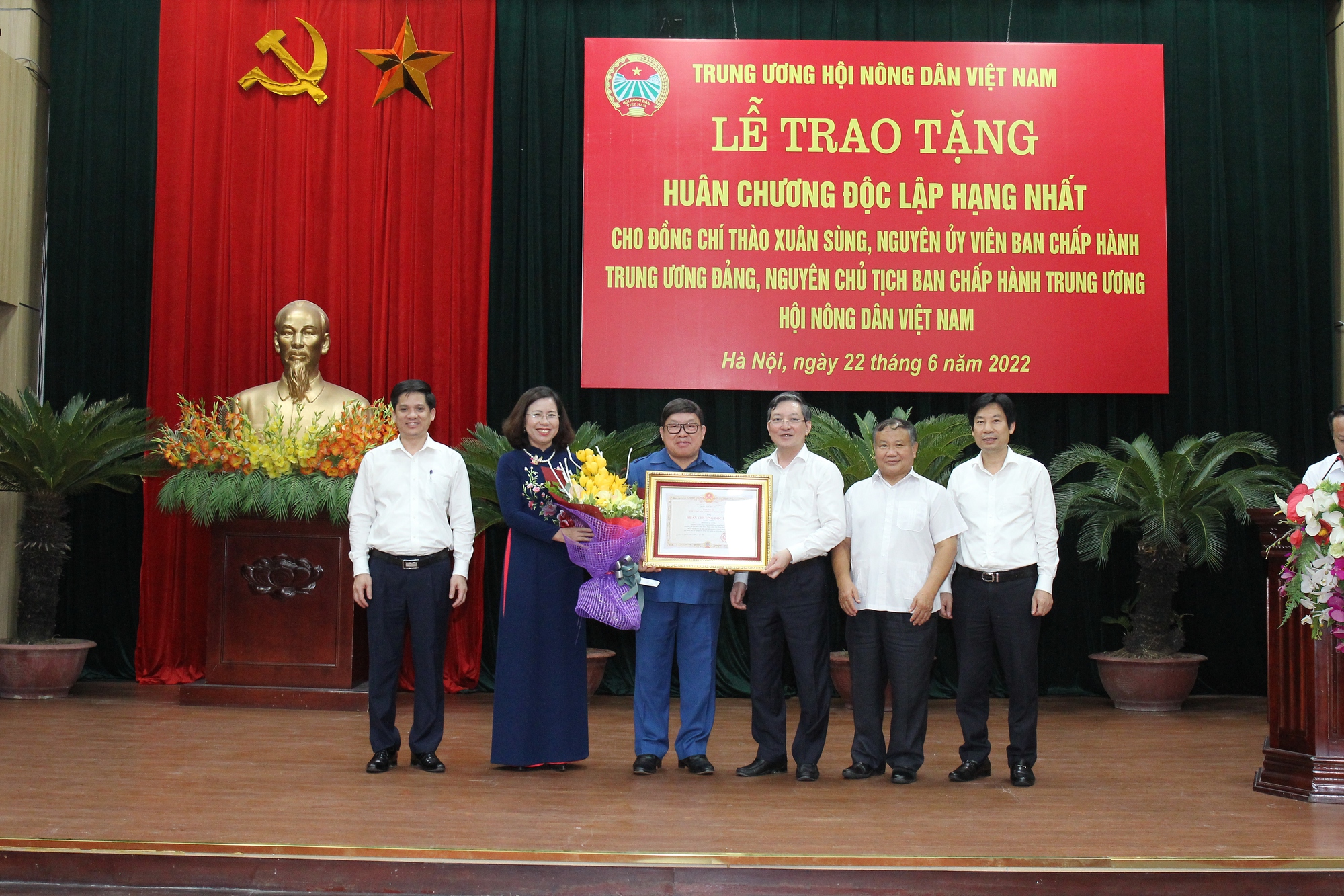 Trao tặng Huân chương Độc lập hạng Nhất cho nguyên Chủ tịch Hội Nông dân Việt Nam Thào Xuân Sùng  - Ảnh 2.