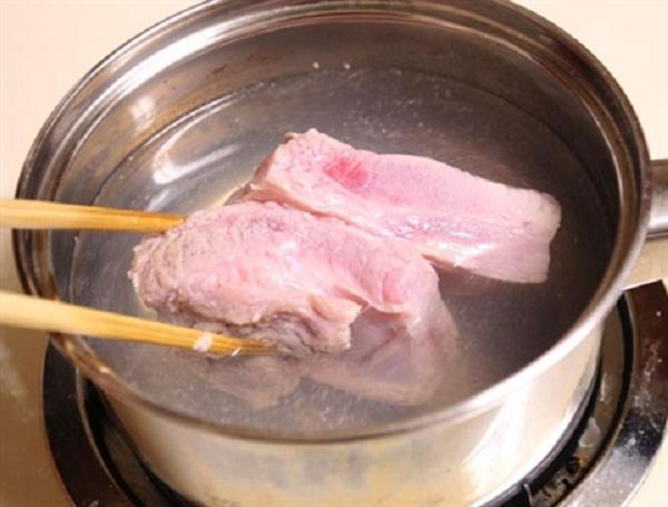 Một số người luộc thịt lợn đã cho 3 loại gia vị này vào khiến món thịt lợn mất ngon