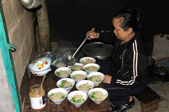 Về Hà Giang thử món cháo nấu từ nguyên liệu độc dược nhưng là món thần dược có một không hai - Ảnh 3.