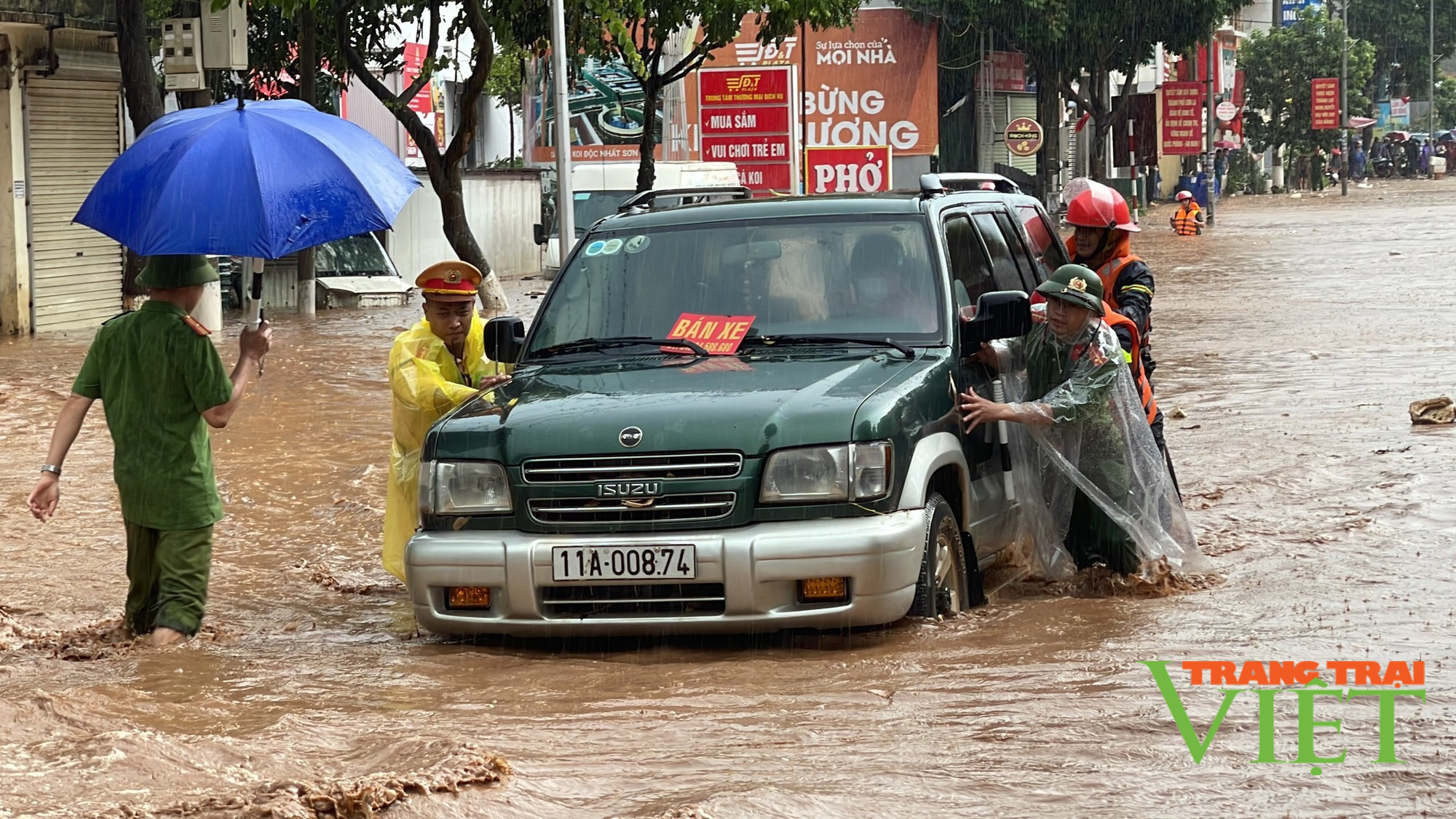 Công an Sơn La dầm mình trong mưa lũ giải cứu dân mắc kẹt - Ảnh 2.