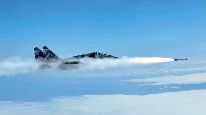 Không quân Ukraine tiết lộ cách phi công đánh chặn tên lửa Nga trên không - Ảnh 1.