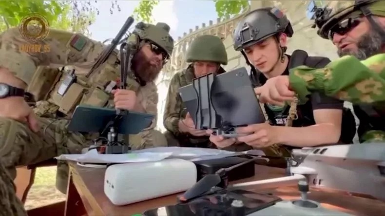 Trận chiến Donbass: Đồng minh thân cận của ông Putin tung video lực lượng đặc biệt Chechnya tác chiến ở Lugansk - Ảnh 2.