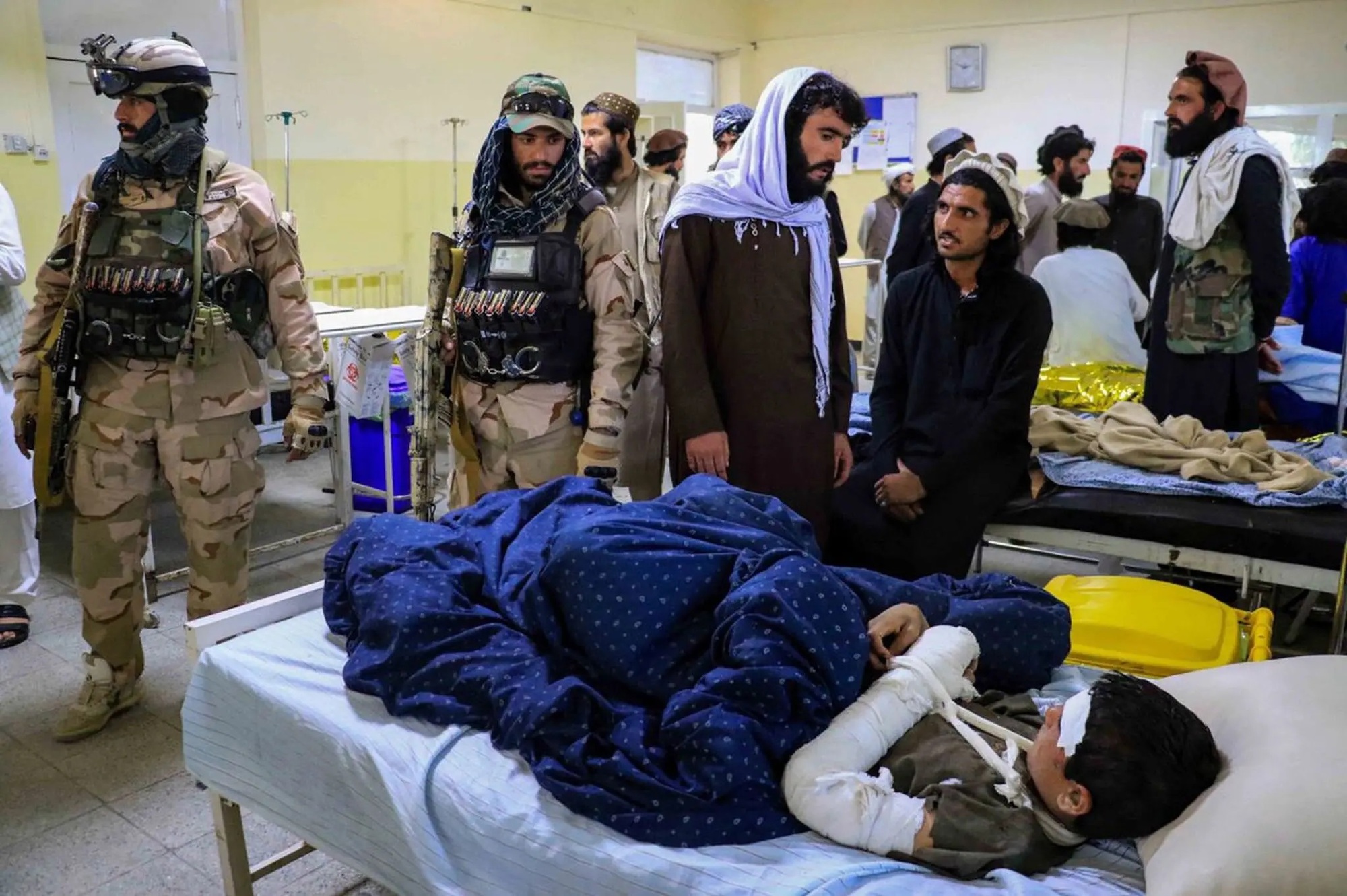 Kinh hoàng số người chết vì động đất ở Afghanistan tăng cao chóng mặt, mưa gió ngăn nỗ lực cứu hộ - Ảnh 2.