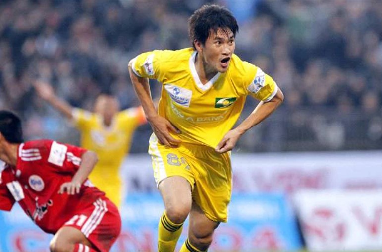 Top 5 cầu thủ nhận lót tay cao nhất lịch sử bóng đá Việt Nam: Phan Văn Đức đứng thứ 4 - Ảnh 1.