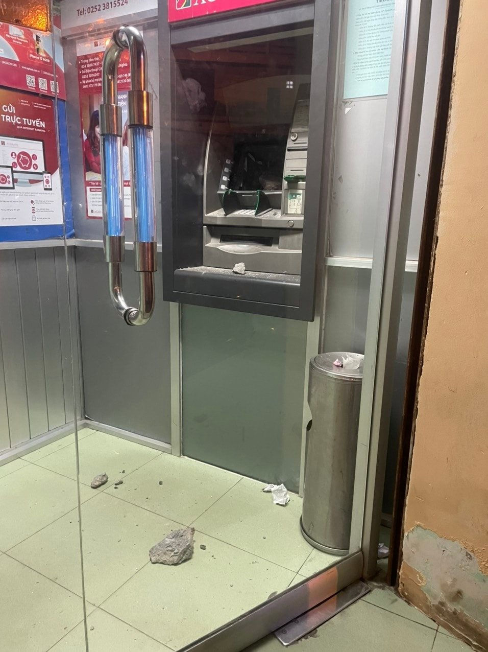 Bình Thuận: Công an bắt “nóng” đối tượng dùng đá đập bể trụ ATM sau 2 giờ gây ra vụ việc - Ảnh 1.
