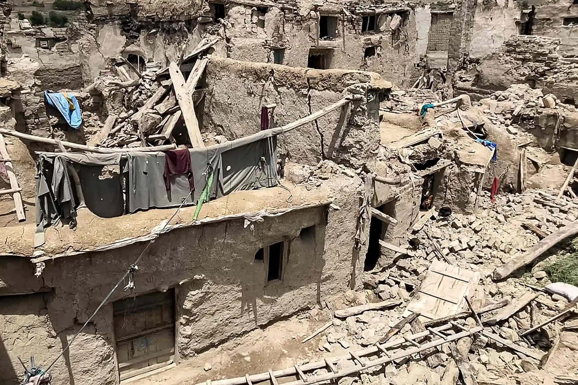 Động đất Afghanistan: Trực thăng thu dọn các thi thể, nhà cửa đổ nát, tiếng khóc than khắp nơi  - Ảnh 1.