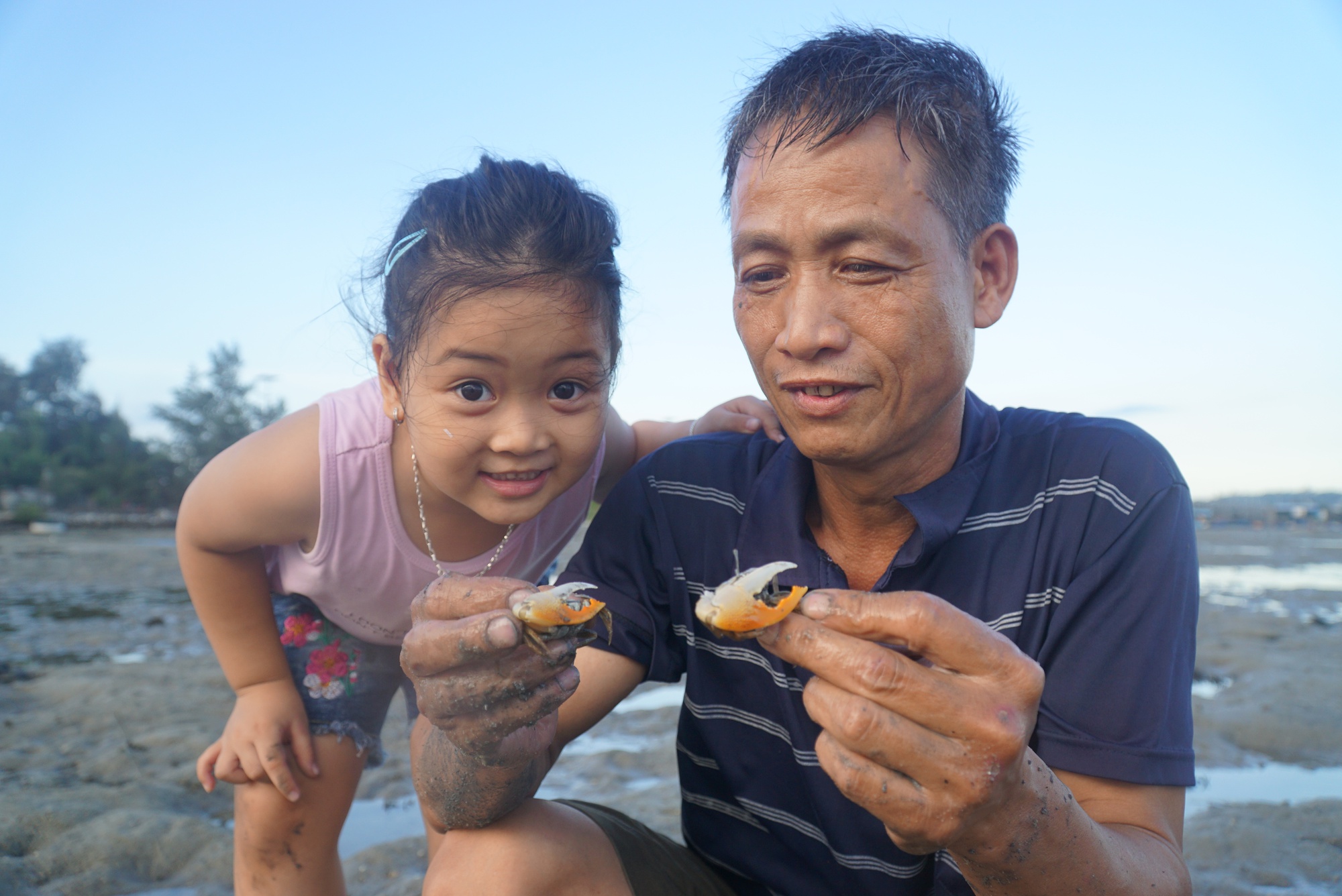 Canh thủy triều xuống, dân Khánh Hòa đi săn &quot;lộc biển&quot; kiếm cả triệu đồng/ngày - Ảnh 4.