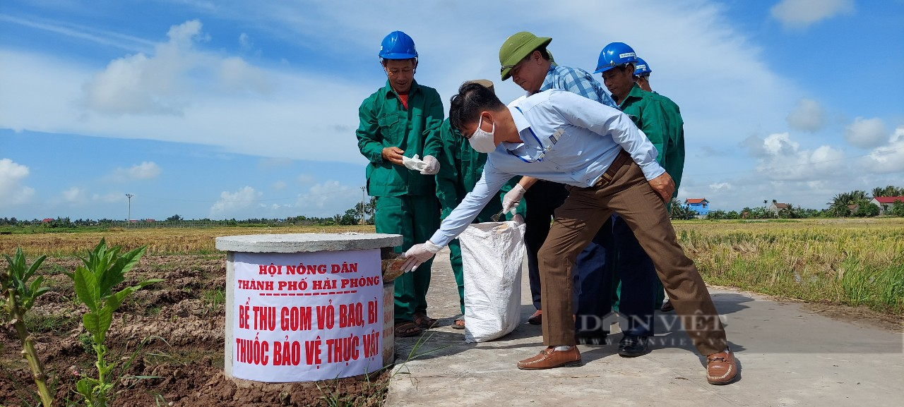Hải Phòng: Tích cực cùng nông dân ngăn chặn rác thải nhựa trên đồng ruộng - Ảnh 1.