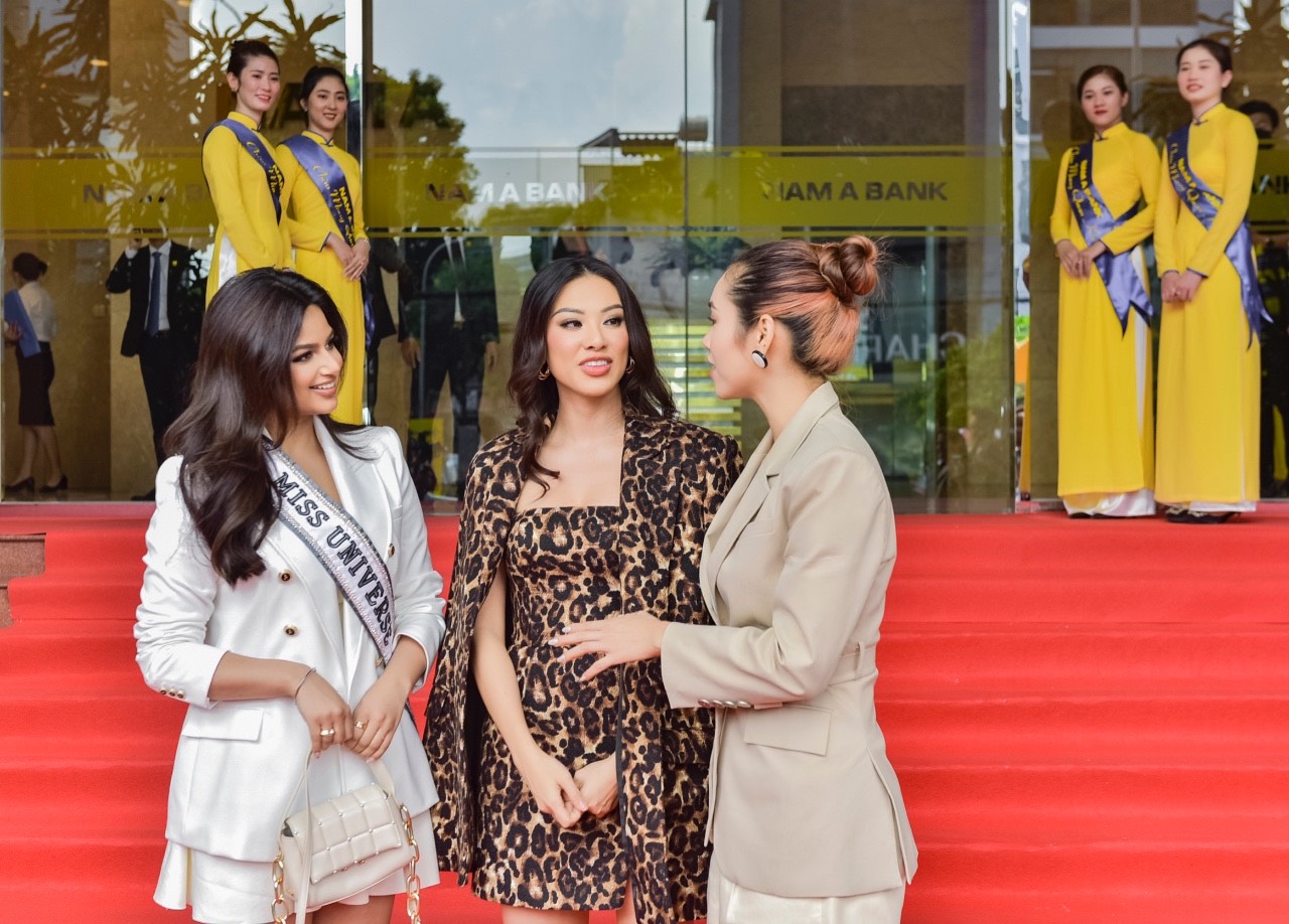 Hoa hậu hoàn vũ 2022 đến Việt Nam, tham quan Nam A Bank - Ảnh 3.