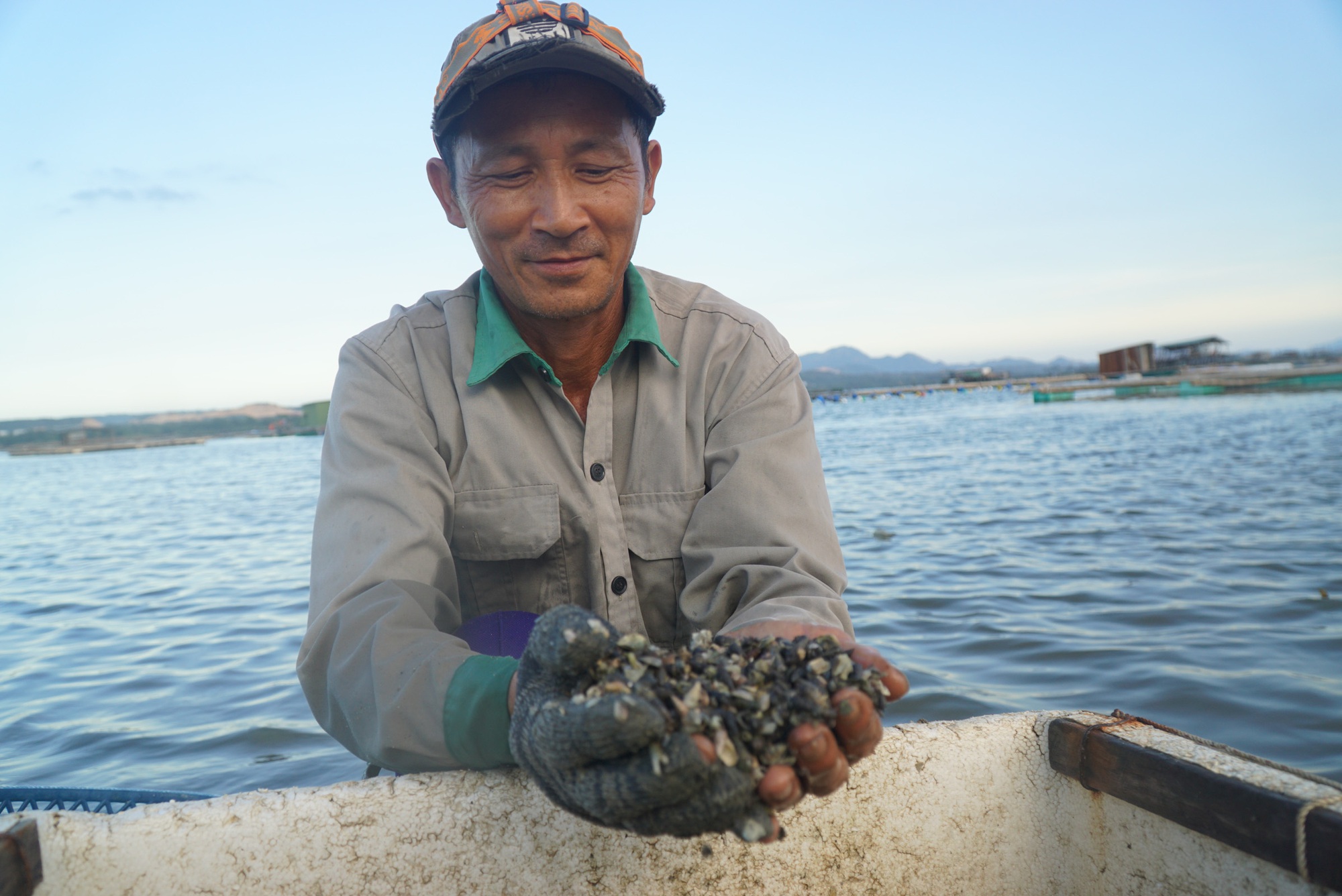 Canh thủy triều xuống, dân Khánh Hòa đi săn &quot;lộc biển&quot; kiếm cả triệu đồng/ngày - Ảnh 1.