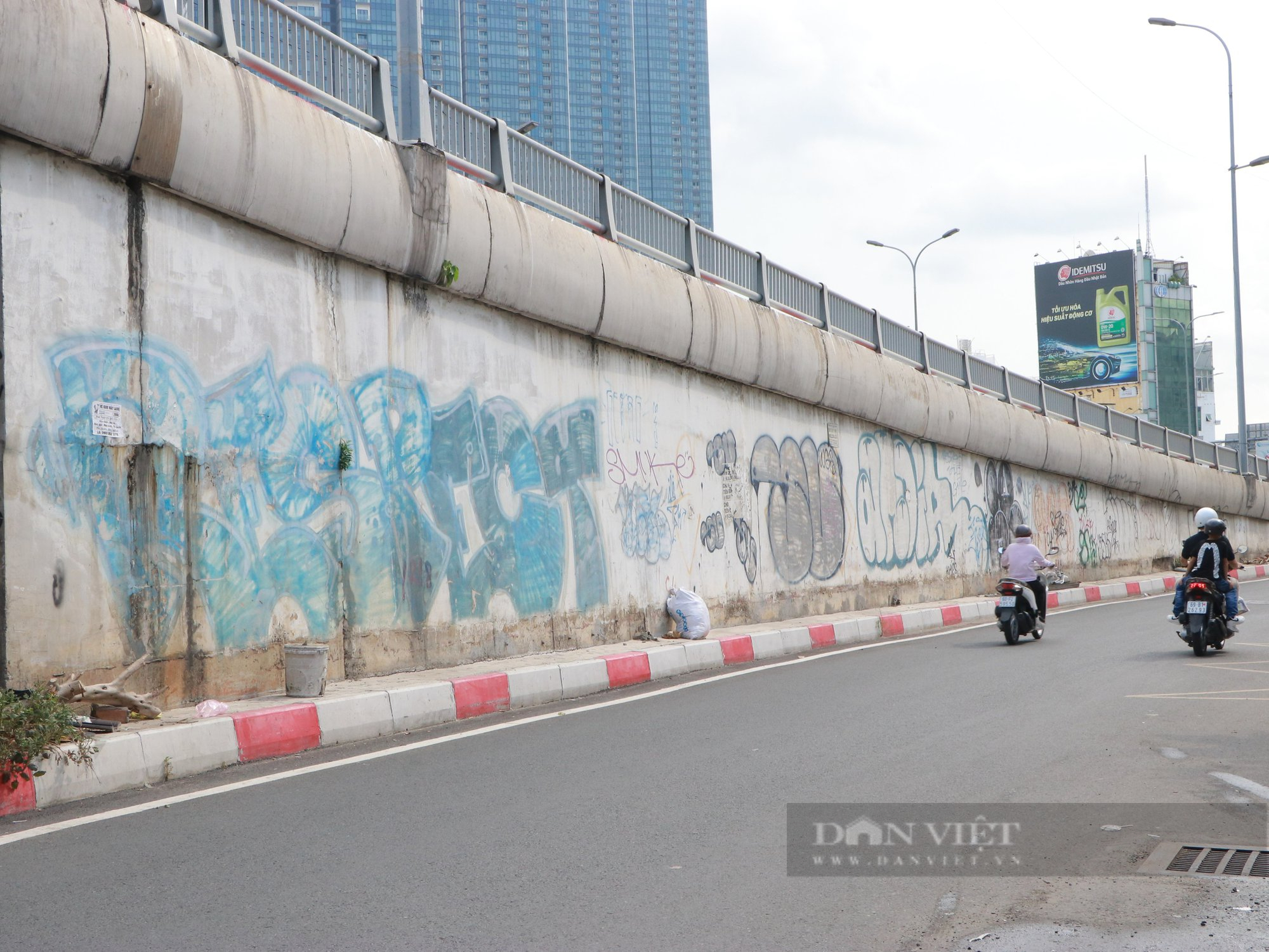 TP.HCM: Cổng trường học, hàng rào ở đường phố bị vẽ nguệch ngoạc làm mất mỹ quan đô thị - Ảnh 4.