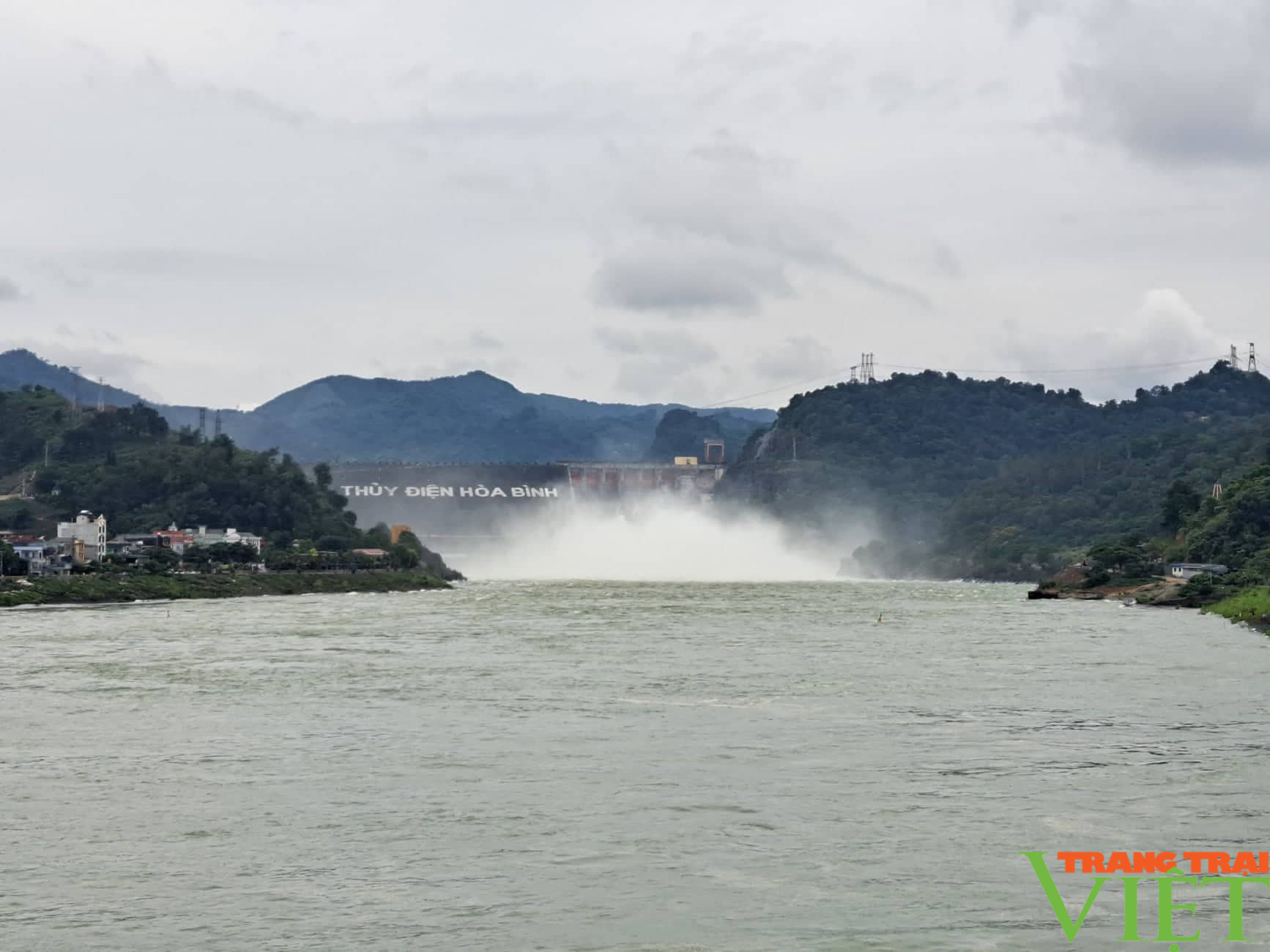 Đảm bảo an toàn vùng hạ du khi Thủy điện Hòa Bình mở thêm cửa xả đáy thứ 2 - Ảnh 1.