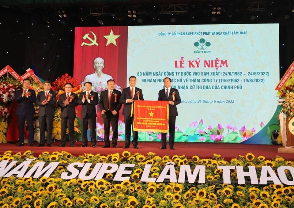 &quot;Mốc son&quot; 60 năm Supe Lâm Thao, cung cấp 30 triệu tấn phân bón, đón nhận Cờ thi đua của Chính phủ - Ảnh 1.